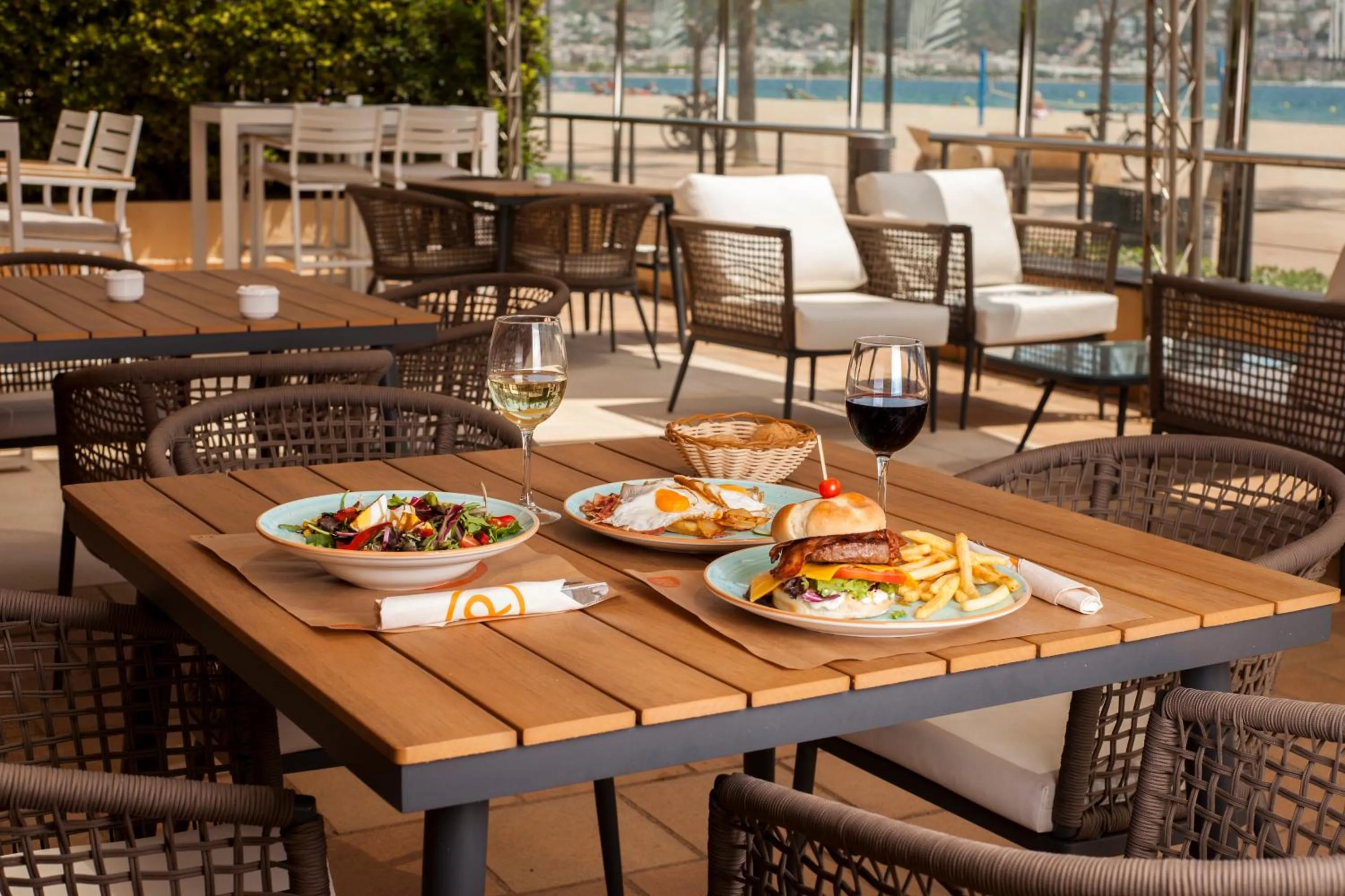 Restaurant/places to eat in Hotel Monterrey Roses by Pierre & Vacances