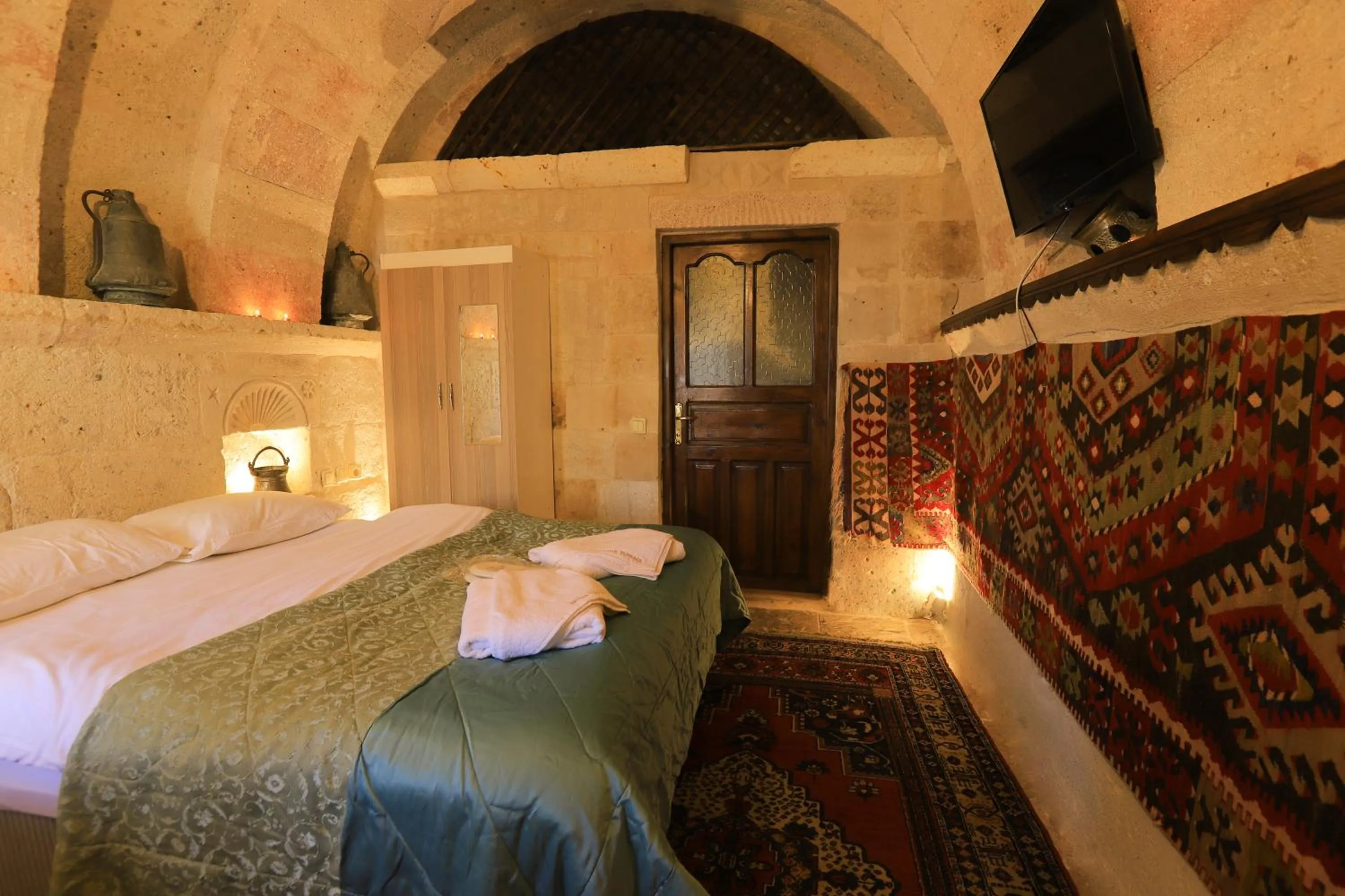 Photo of the whole room, Bed in Antique Terrace Cave Suites