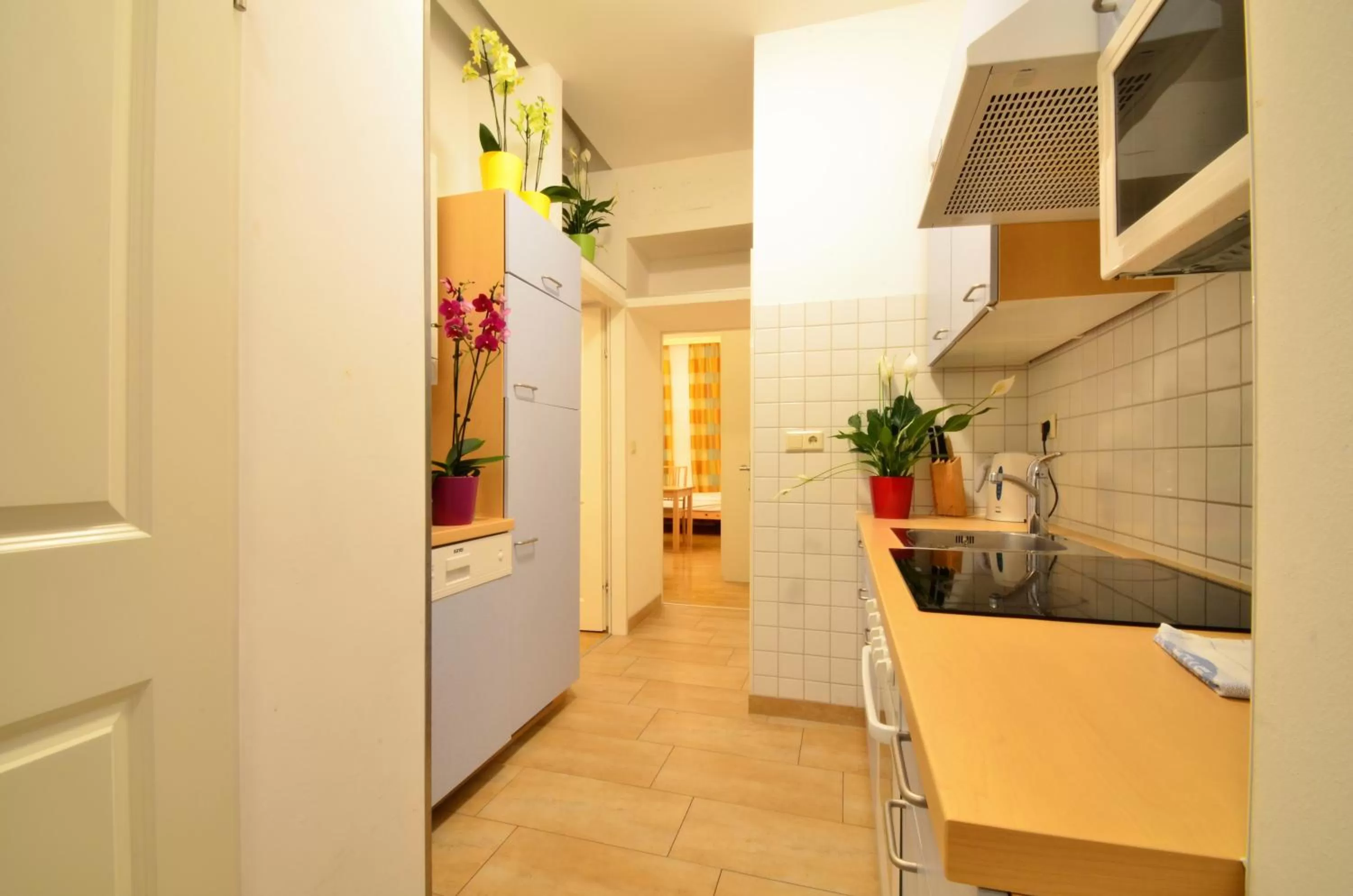 Kitchen or kitchenette in AJO Apartments - Messe City Flat - Self-Check-in