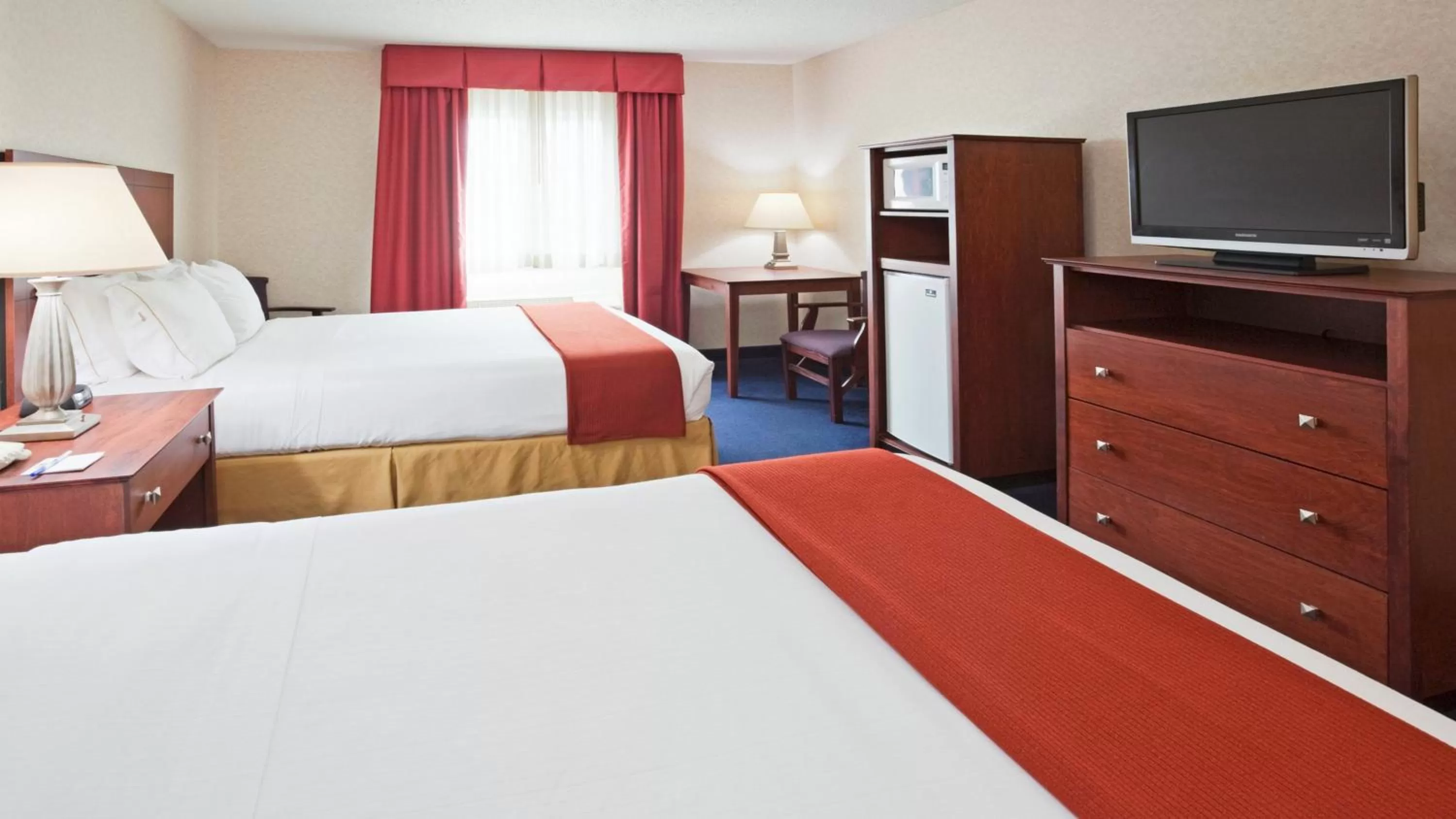 Photo of the whole room, Bed in Holiday Inn Express Deforest by IHG
