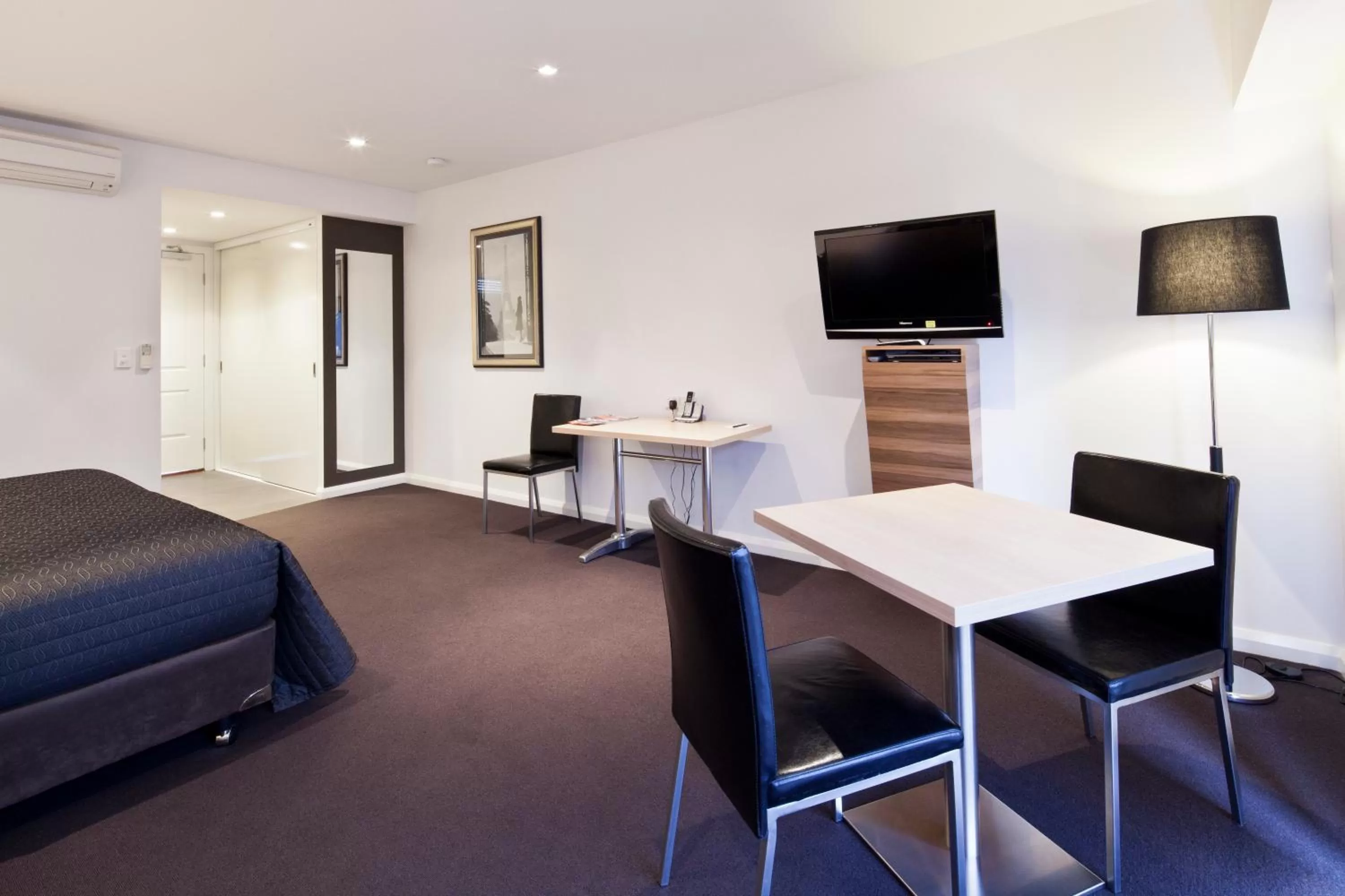 TV and multimedia, Bed in Ballarat Suites