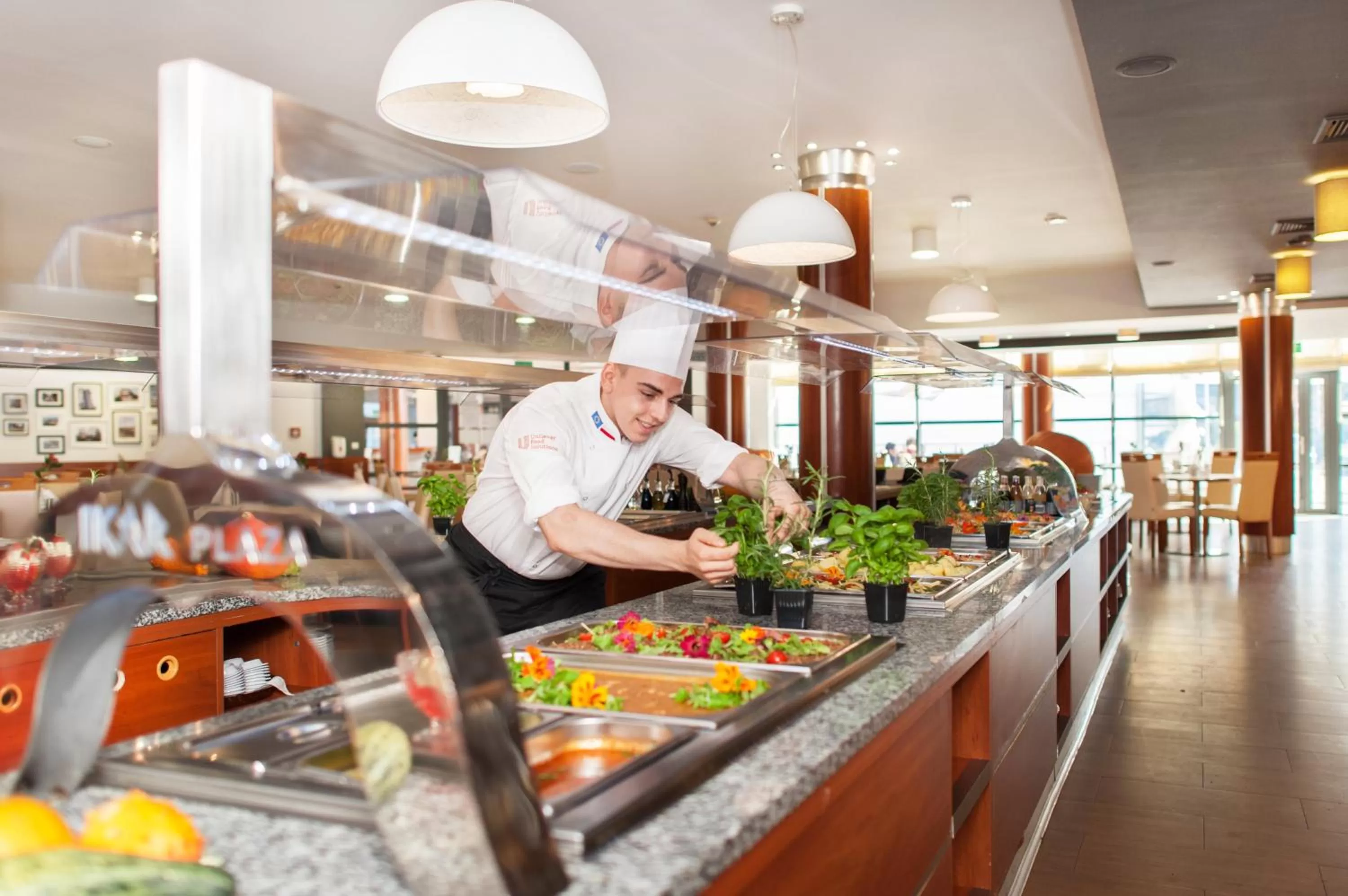 Restaurant/places to eat in Ikar Plaza