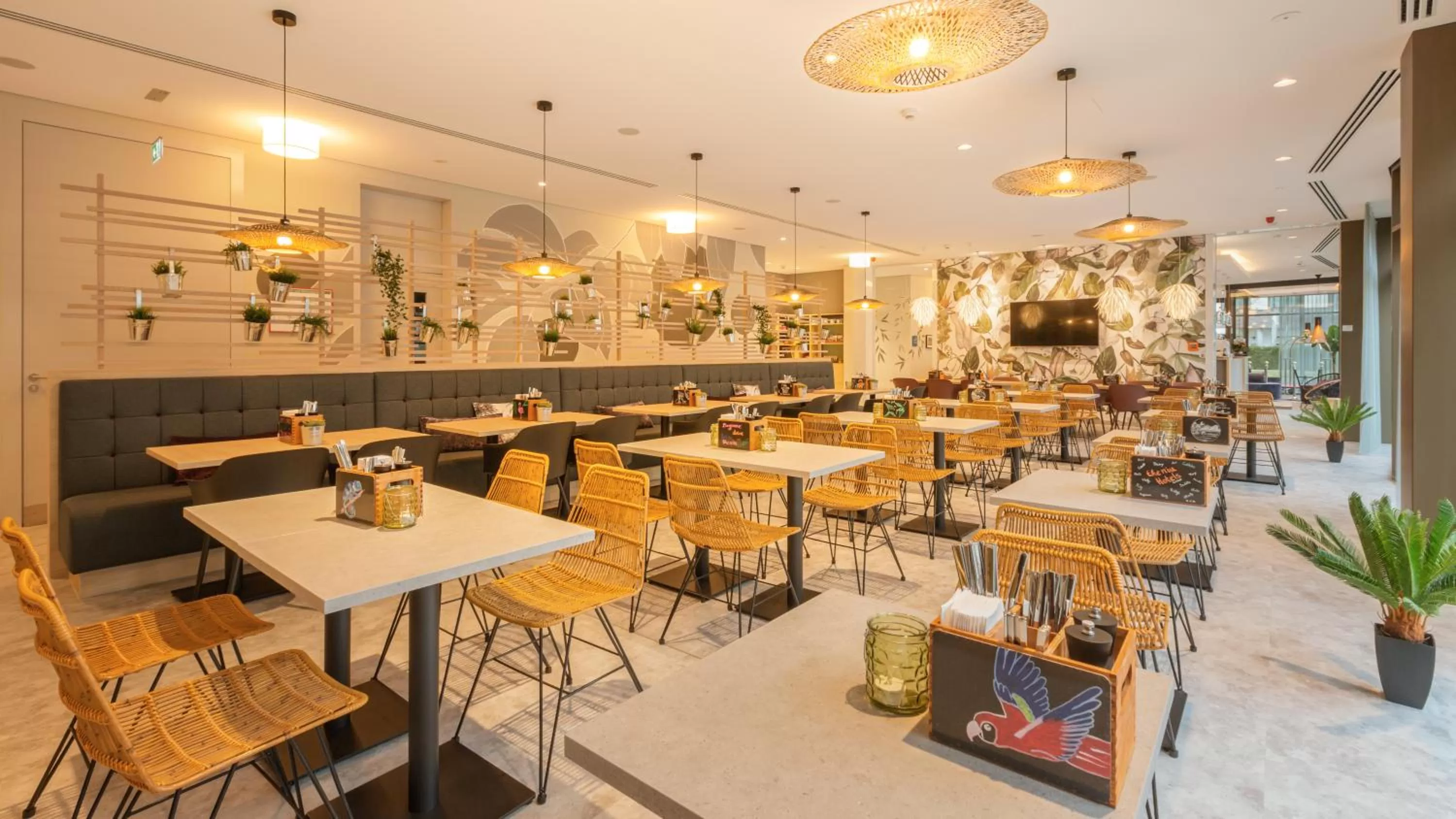 Restaurant/places to eat in Holiday Inn - the niu, Crusoe Bremen Airport by IHG