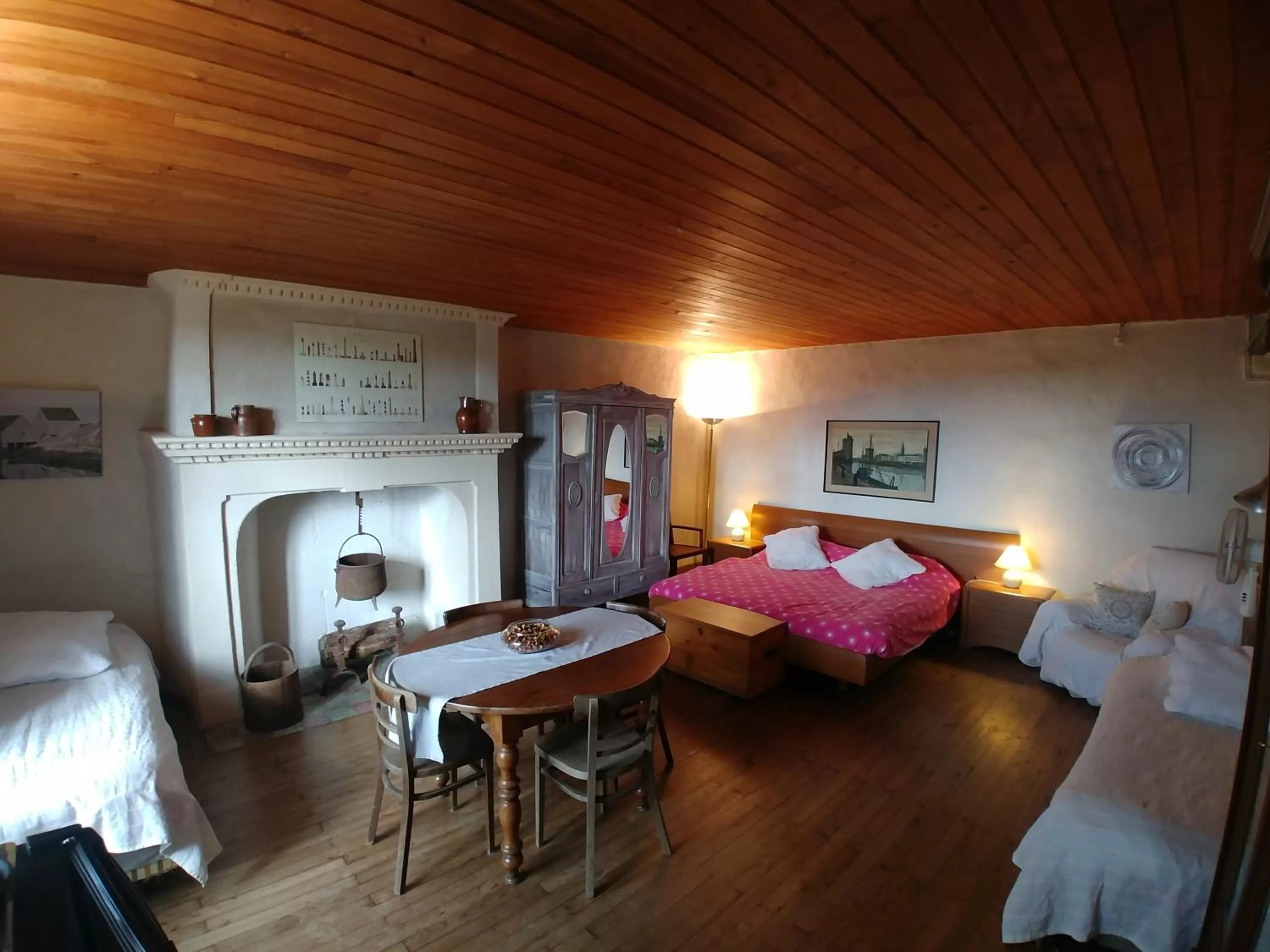 Photo of the whole room, Dining Area in Manoir Le Cristal - Futuroscope a petit prix , grandes chambres familiales 5-6 personnes ,