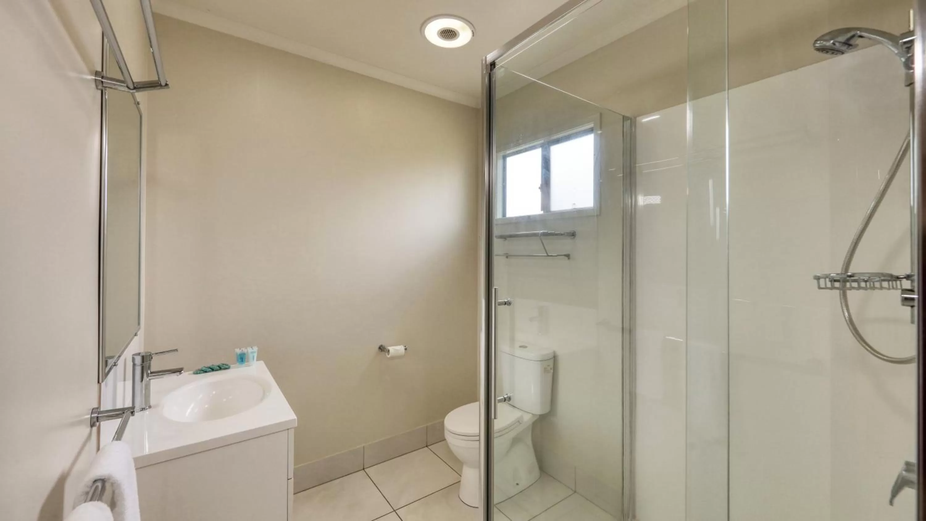 Shower in Chinchilla Motor Inn