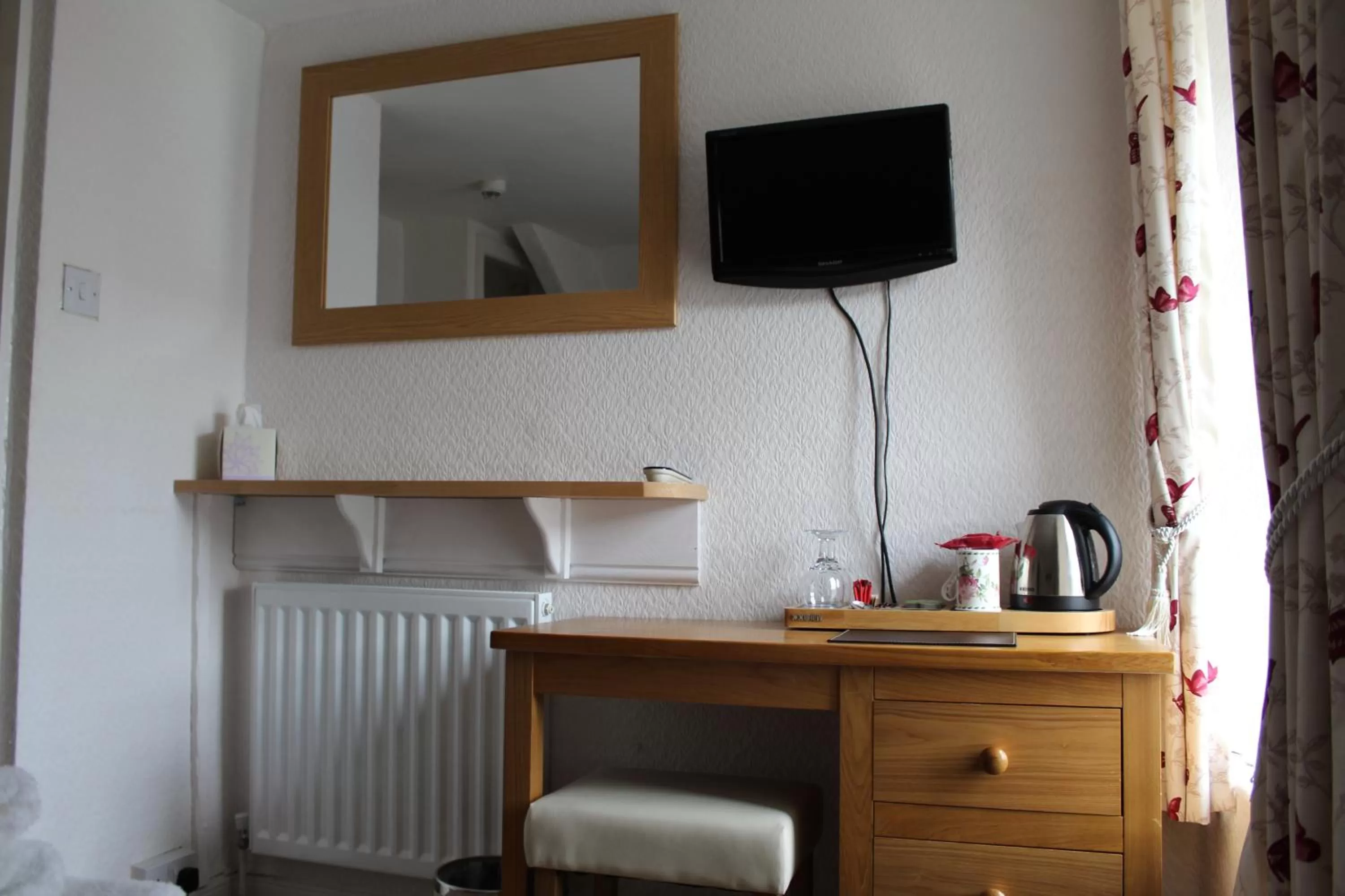 TV and multimedia in The Bay House Lake View Guest House - Adults Only