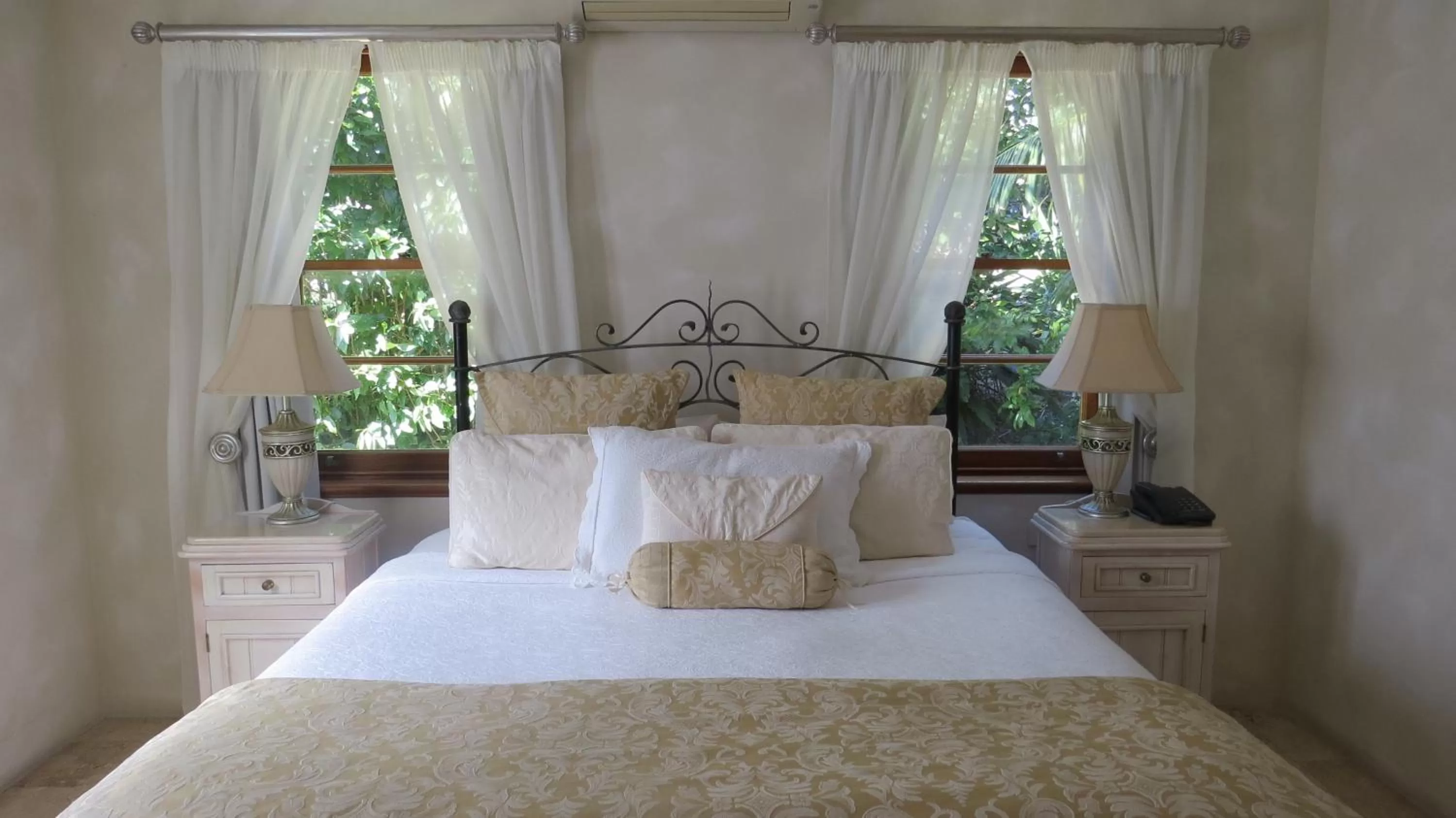 Bed in Victoria's At Wategos