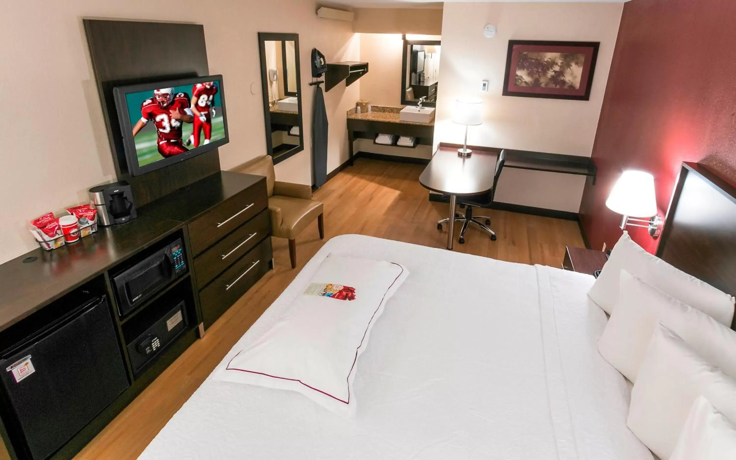 Premium King Room Smoke Free (Upgraded Bedding & Snack) in Red Roof PLUS Chicago - Hoffman Estates Premium King Room Smoke Free (Upgraded Bedding & Snack) in Red Roof PLUS Chicago - Hoffman Estates