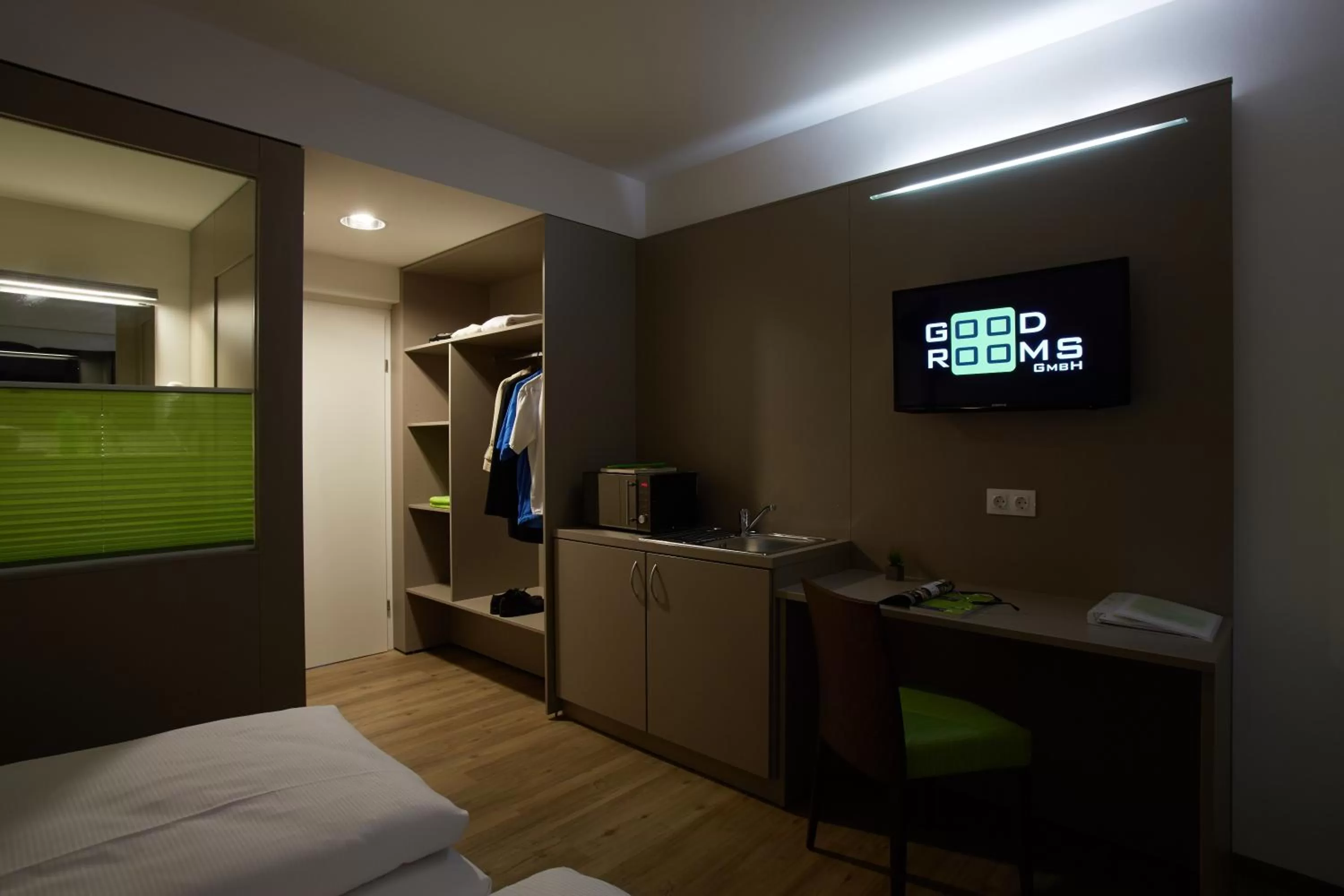 TV and multimedia, Bed in Good Rooms GmbH Guntramsdorf