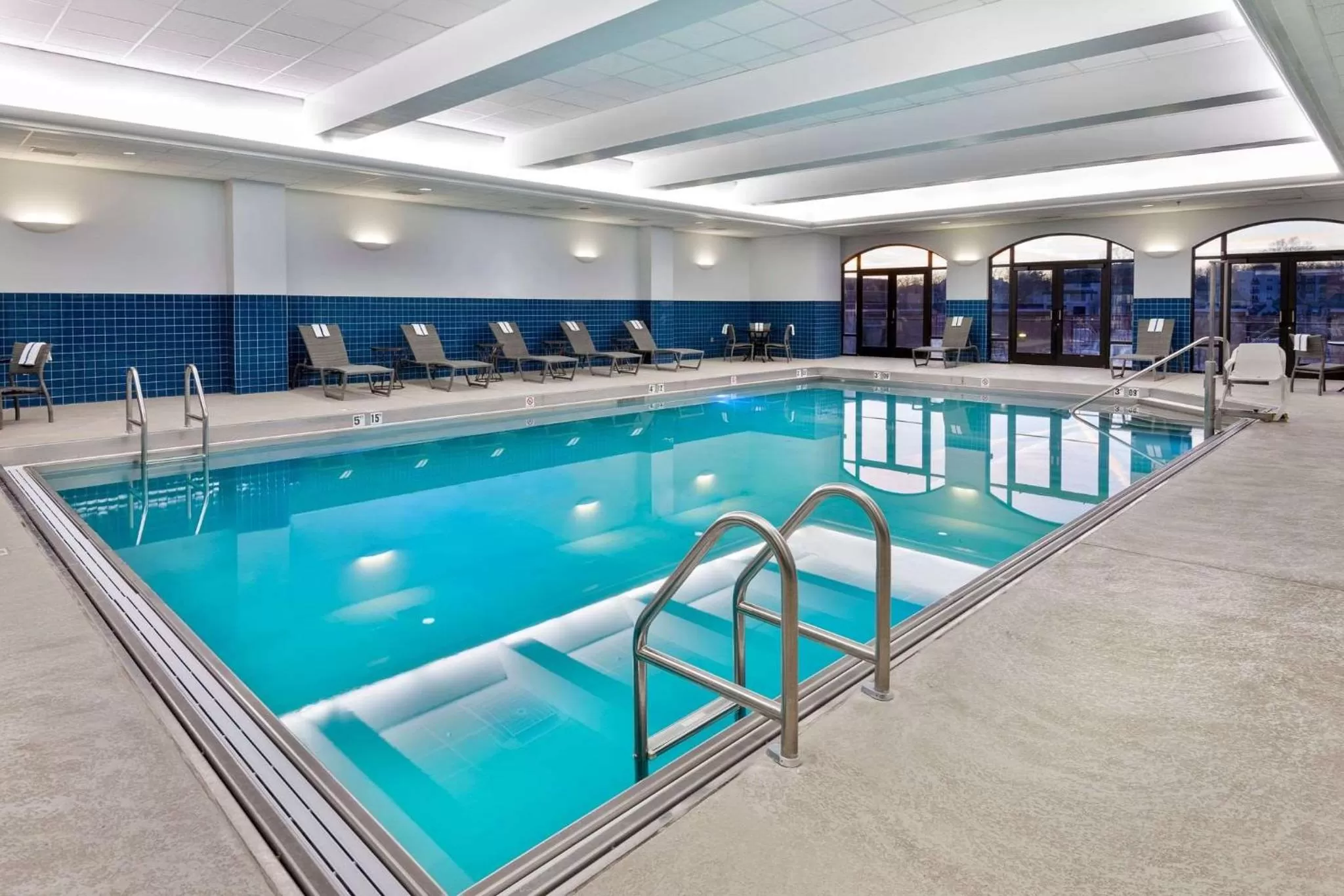 Swimming pool in Hampton Inn & Suites Country Club Plaza