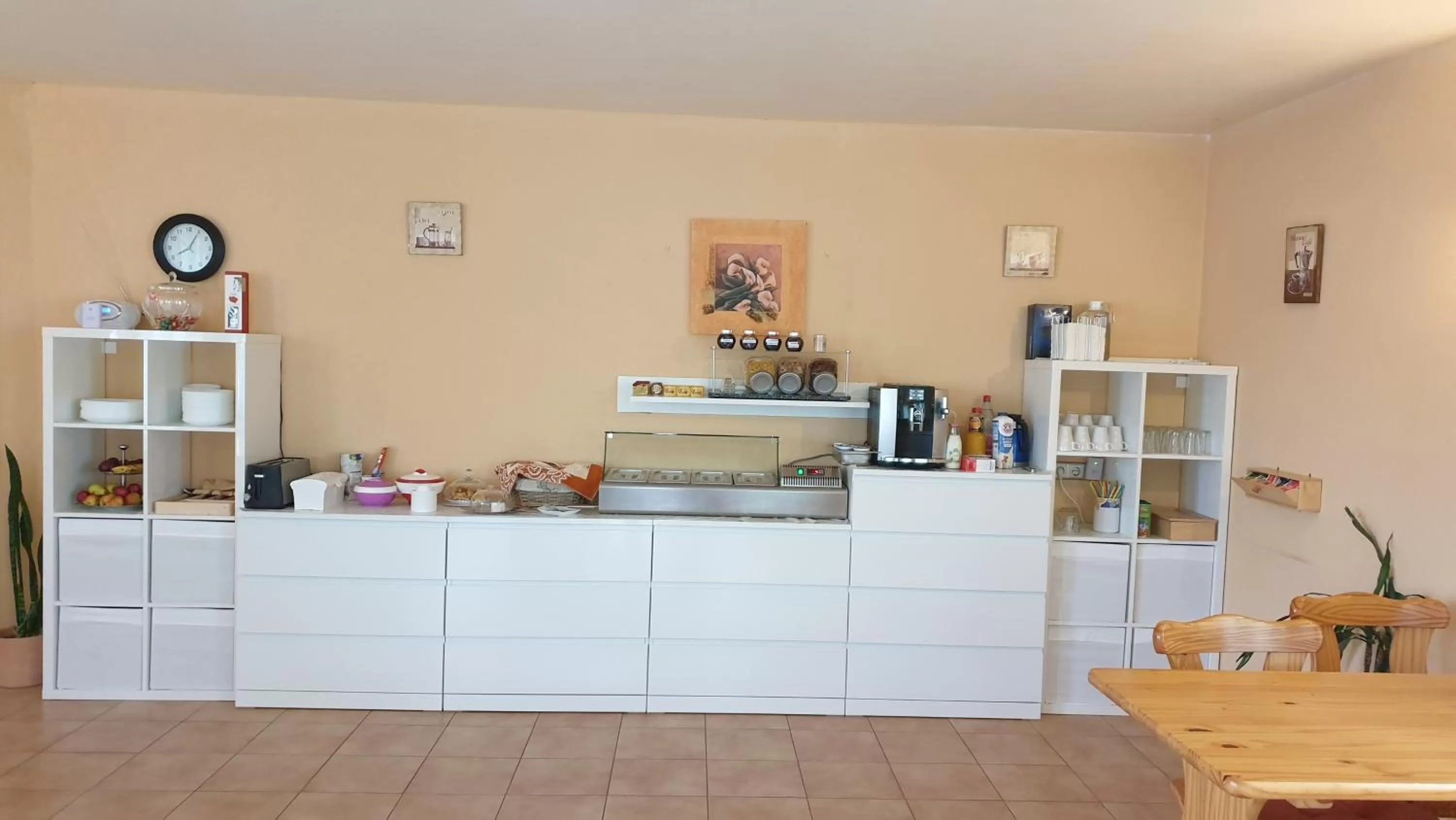 Buffet breakfast in Mainstern Hotel