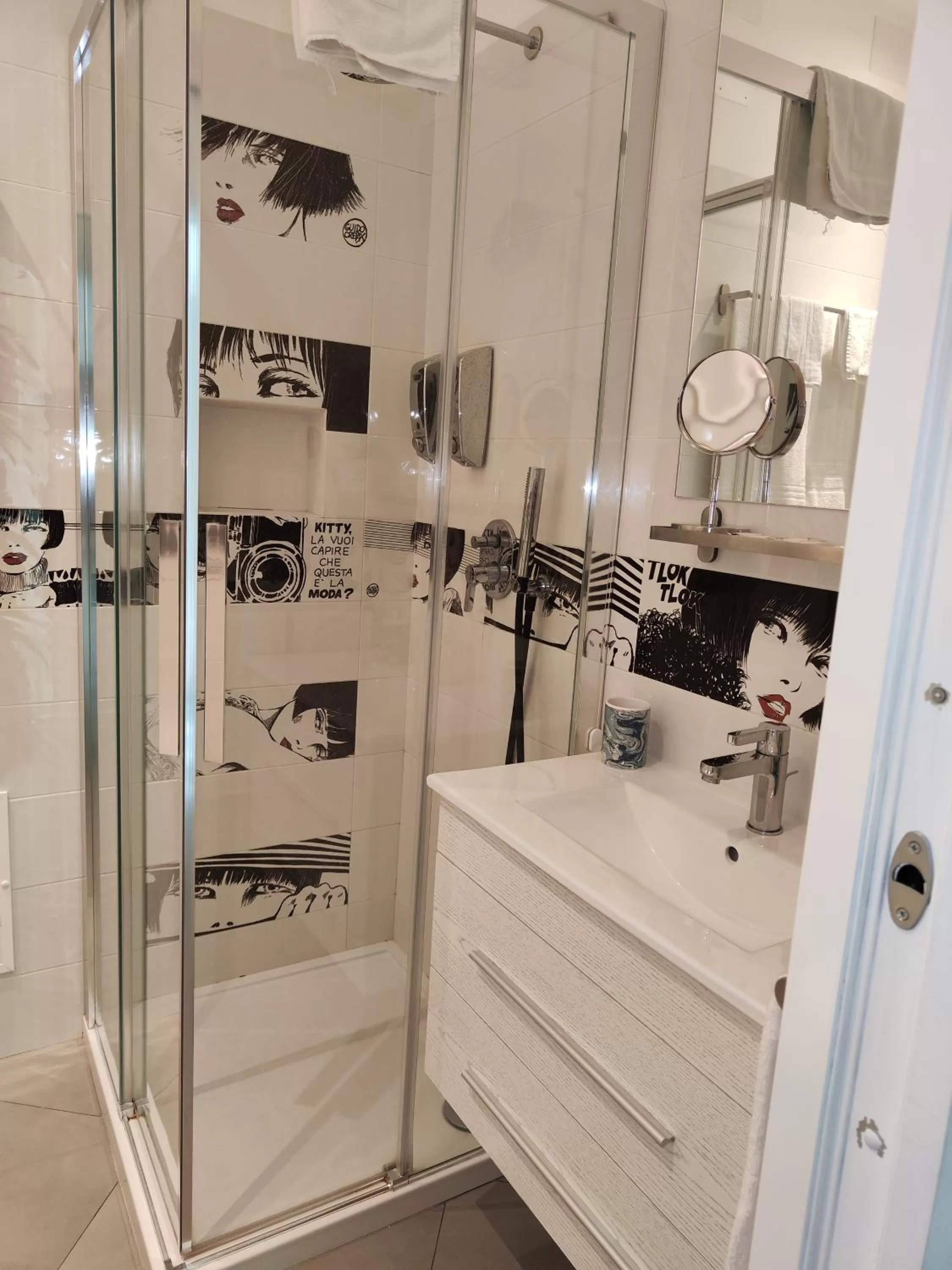 Shower in San Francesco Rooms and Apartment with Terrace in Palermo Locazione Turistica