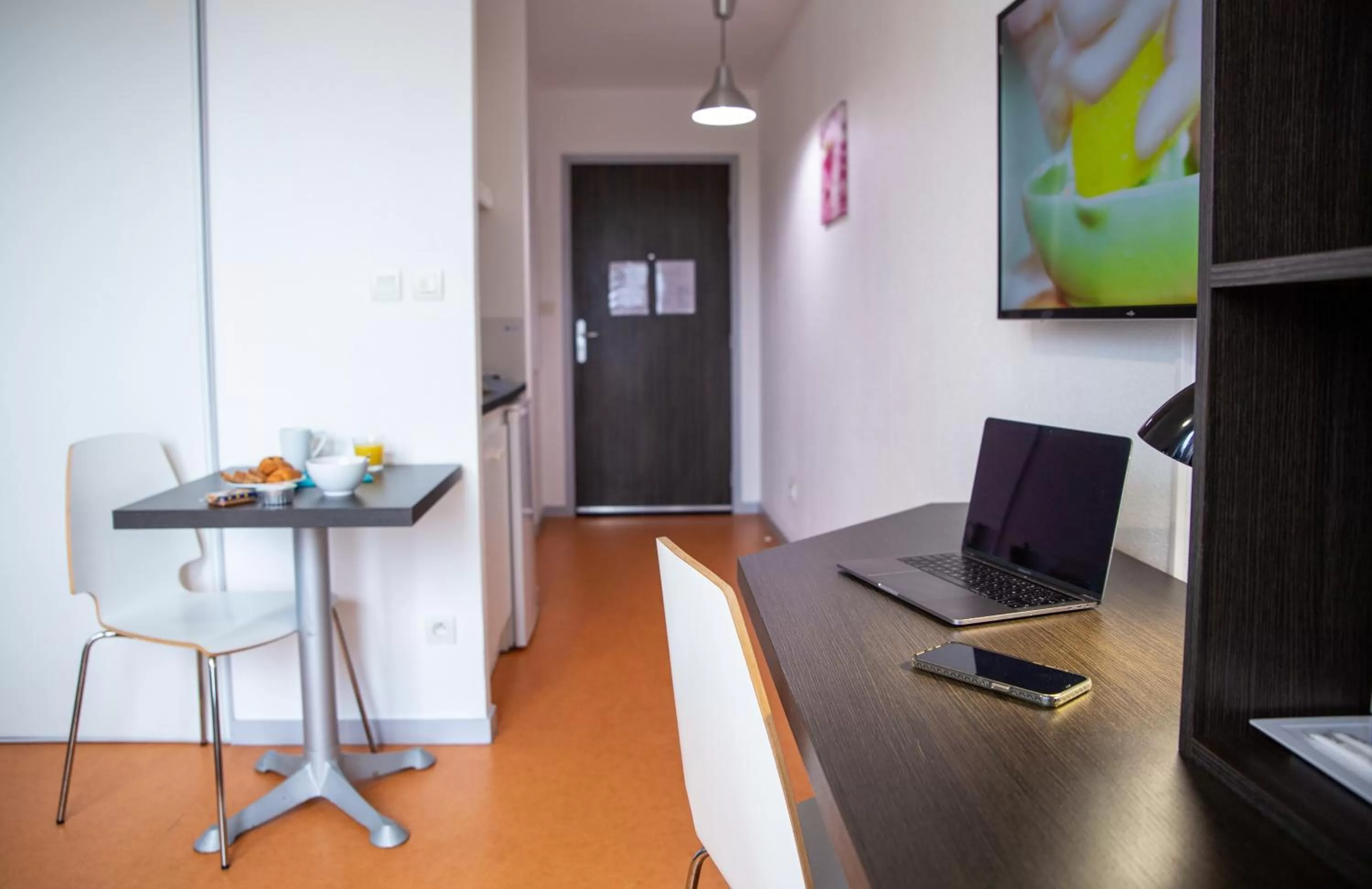 TV and multimedia in Comfort Aparthotel Besancon Hauts du Chazal