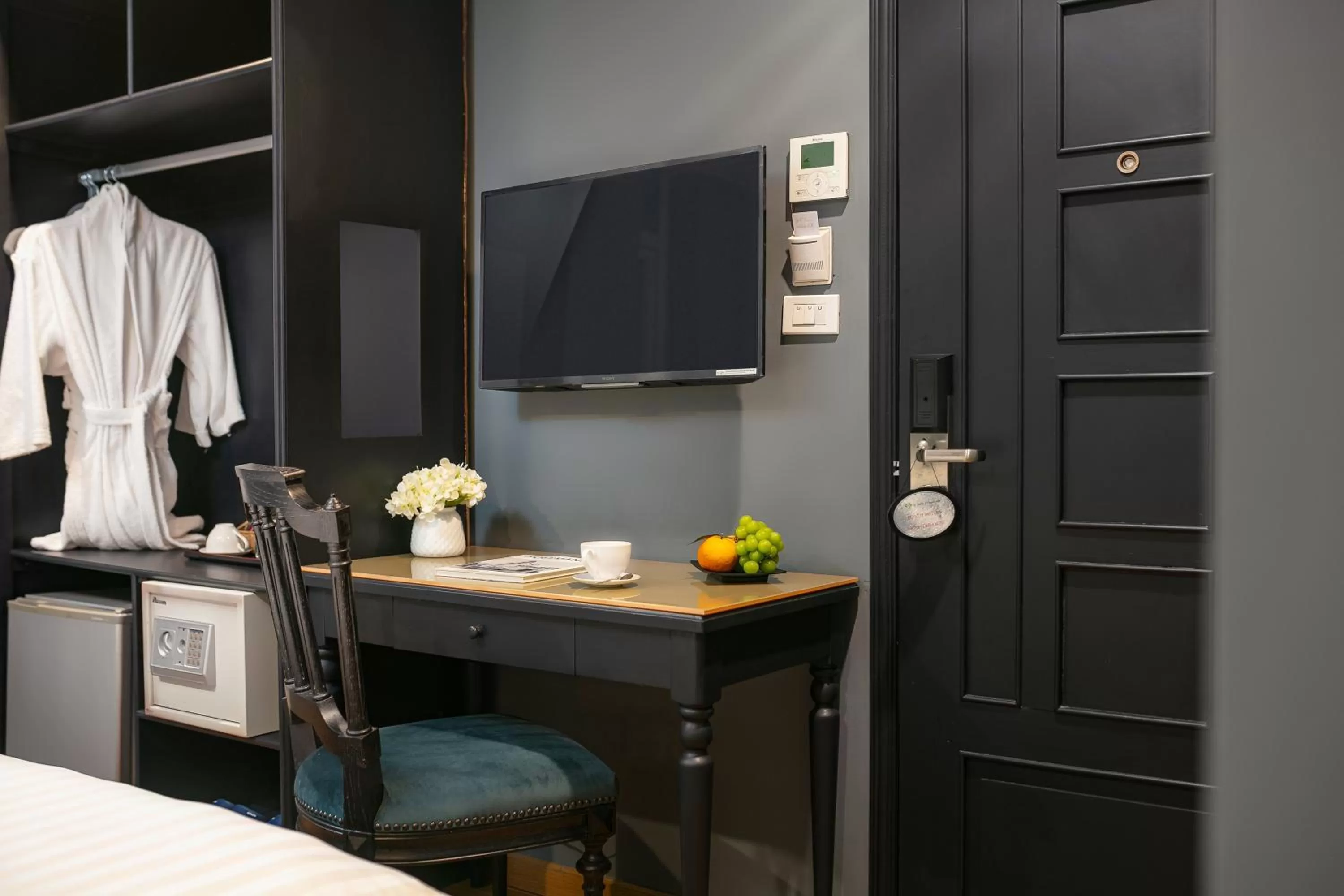 Bedroom, TV/Entertainment Center in La Selva Premium Hotel