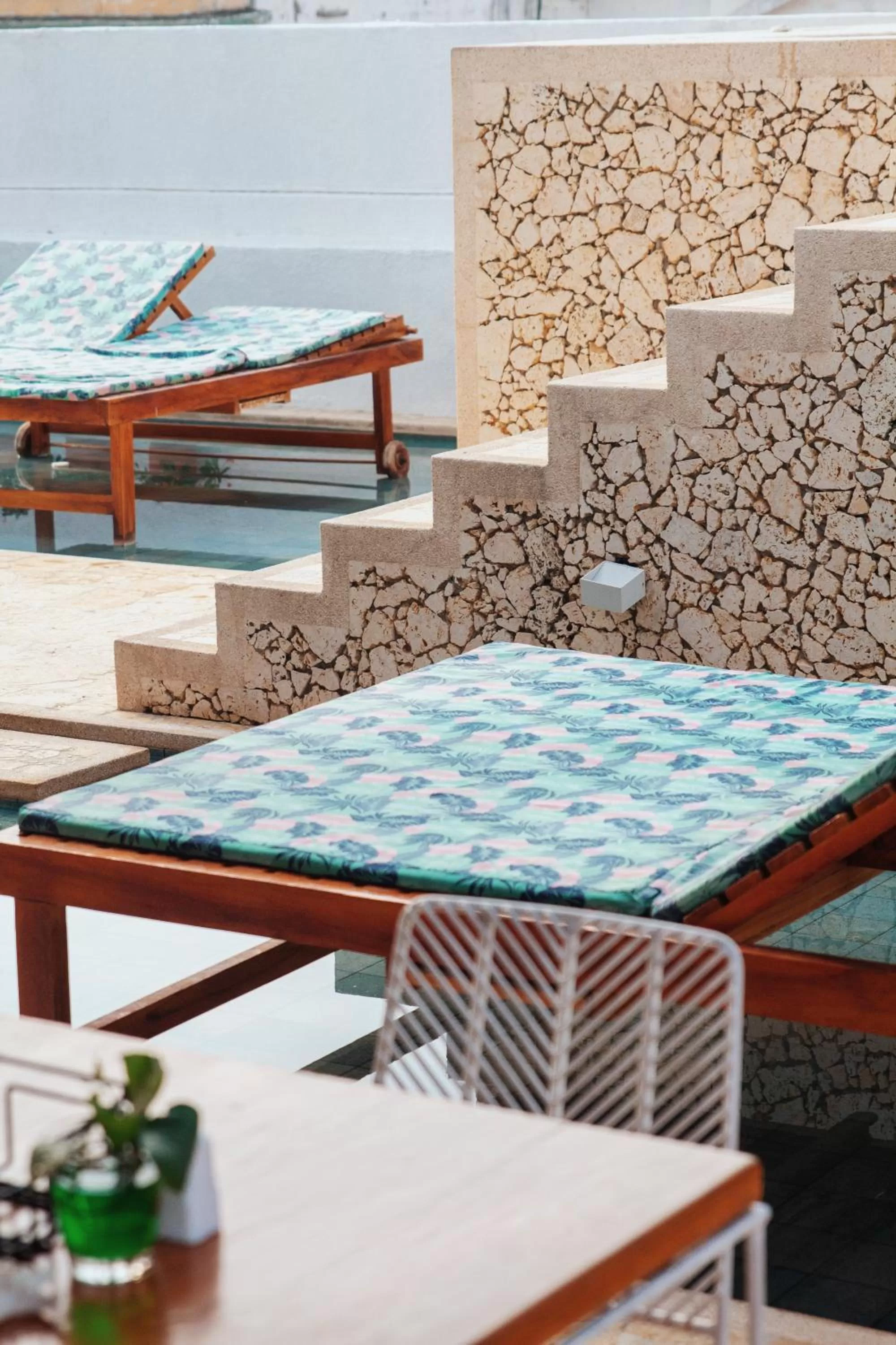 Seating area in Soy Local Insignia