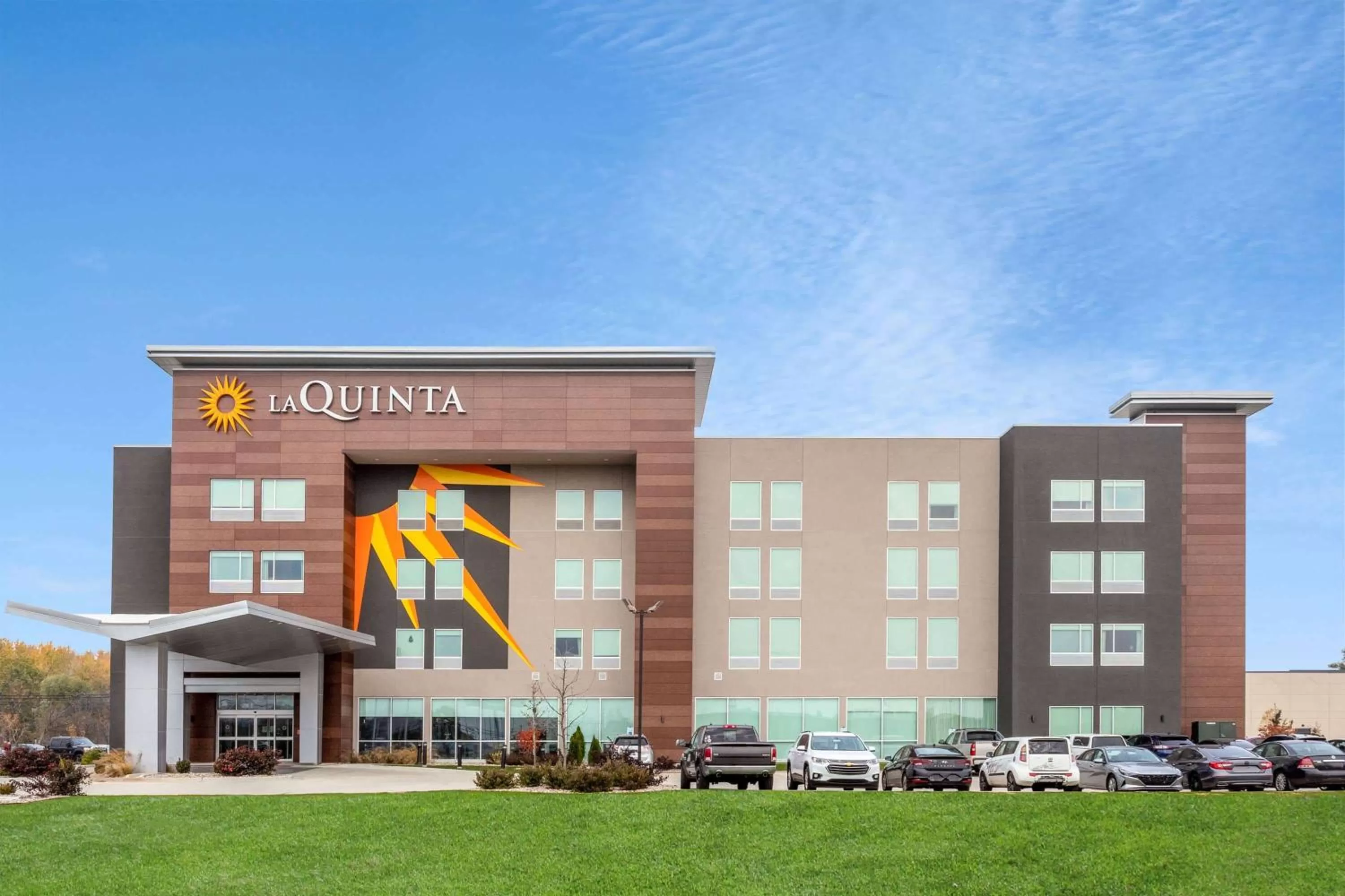 Property building in La Quinta Inn & Suites by Wyndham Shorewood