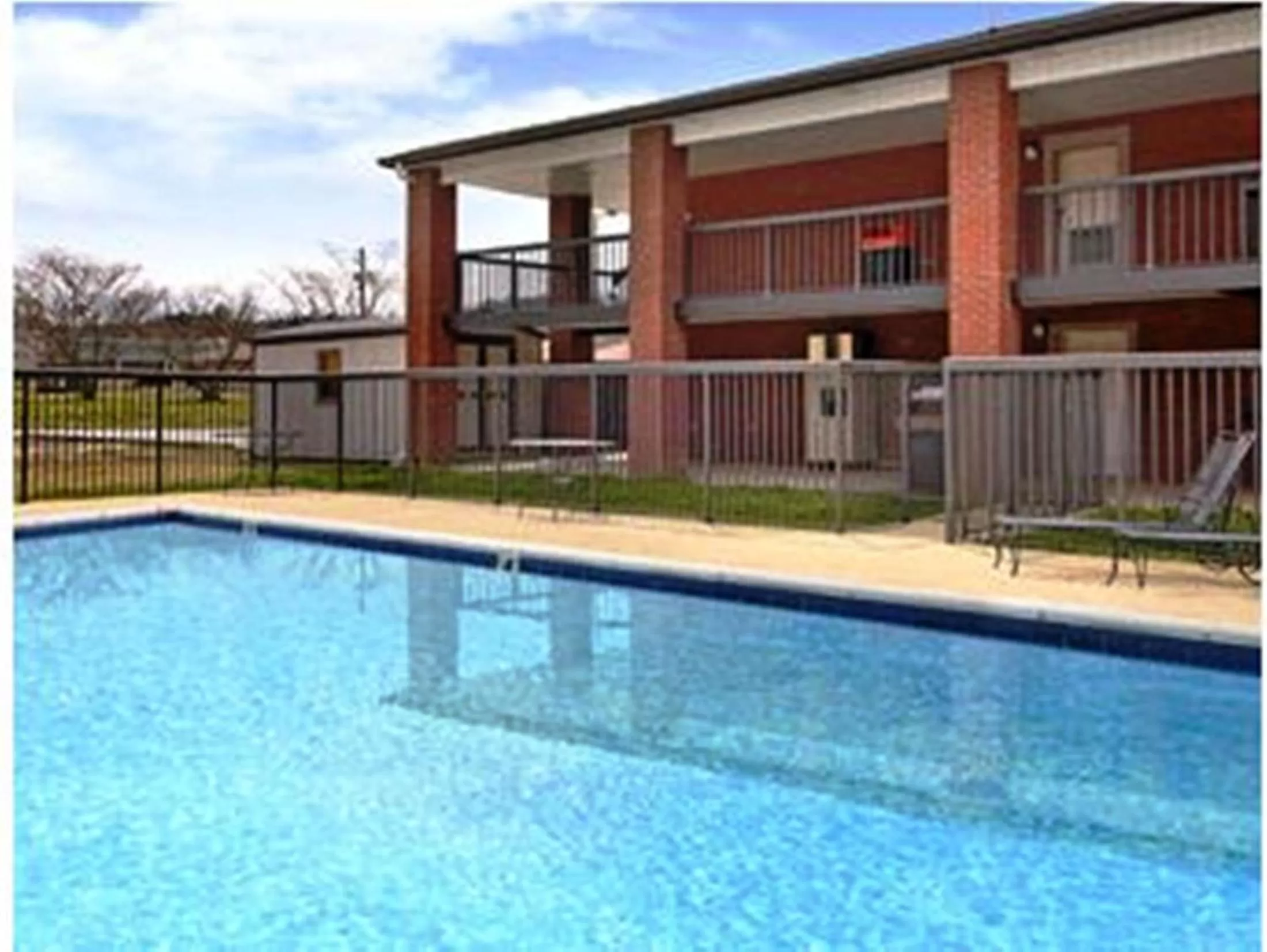 Facade/entrance in Days Inn by Wyndham Childersburg