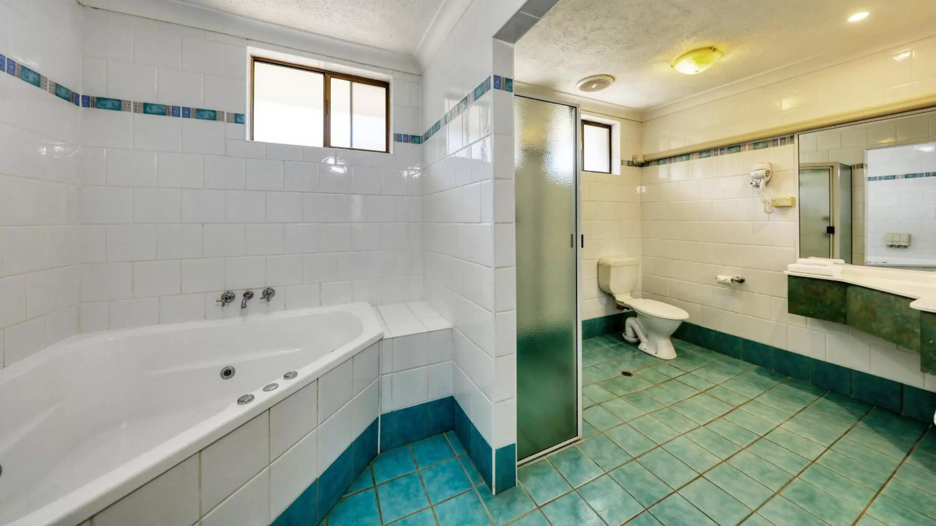 Executive Double Suite with Spa Bath in James Street Motor Inn Executive Double Suite with Spa Bath in James Street Motor Inn