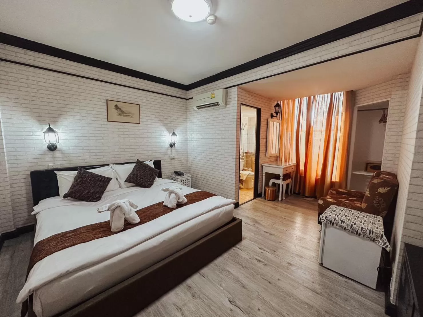 Photo of the whole room, Bed in Hotel De Khuvieng