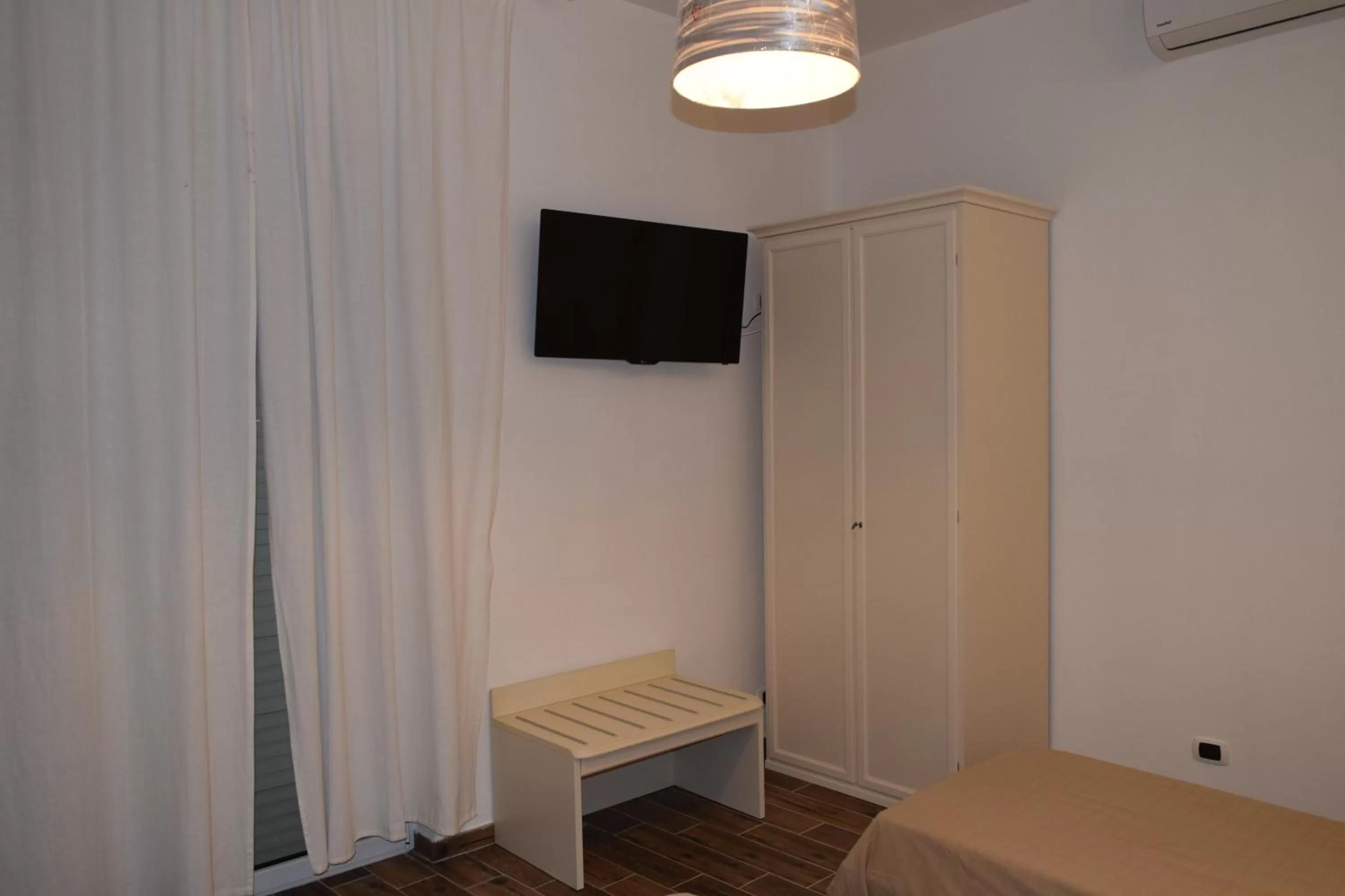 Communal lounge/ TV room in DomuS al Corso B&B