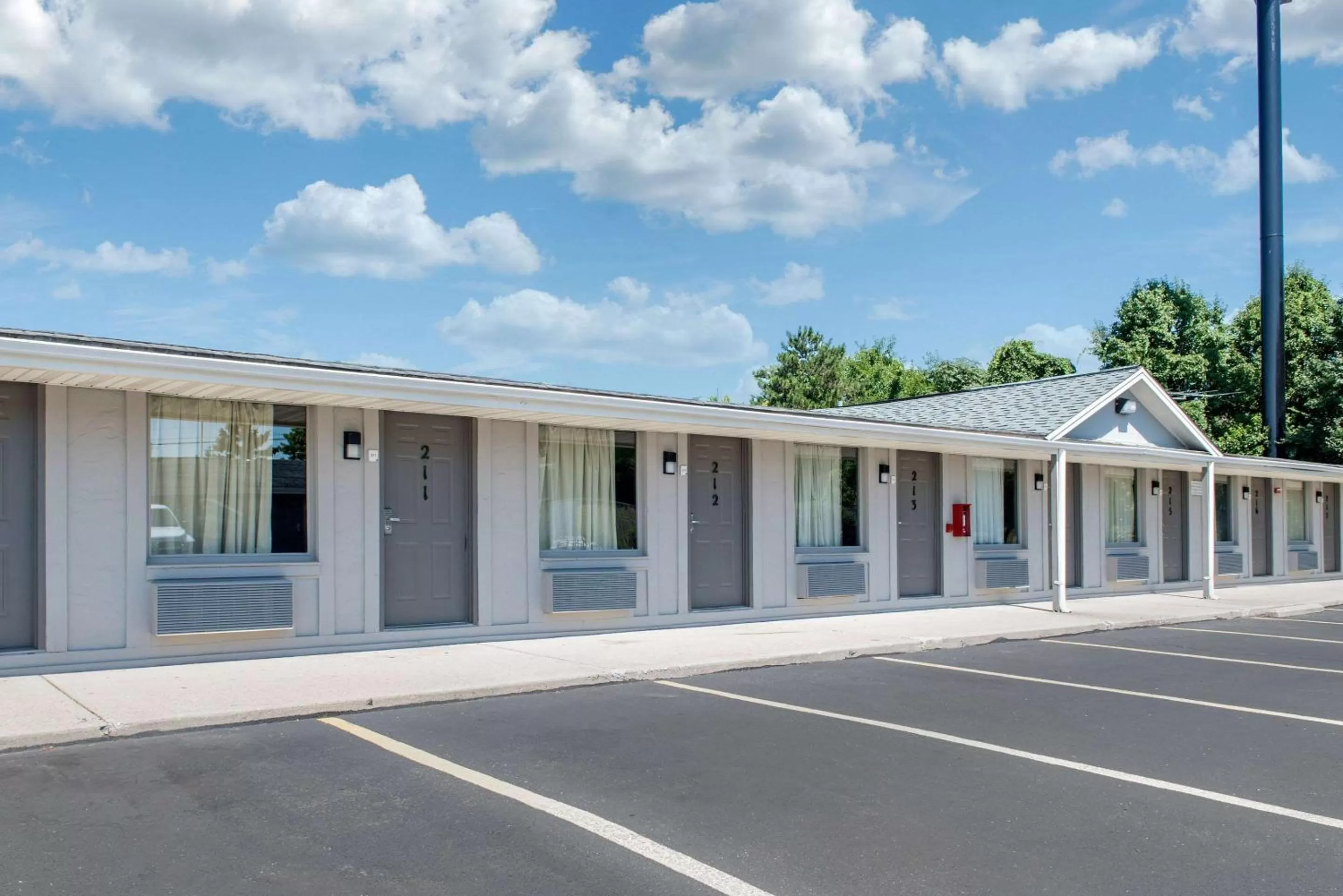 Property building in Rodeway Inn Sharonville - Cincinnati North