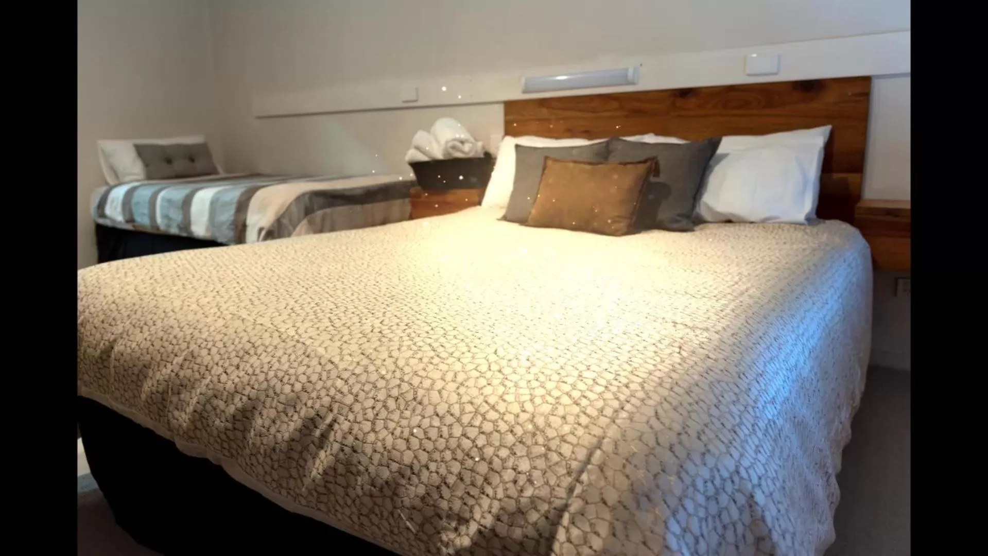 Photo of the whole room, Bed in Black Forest Motel