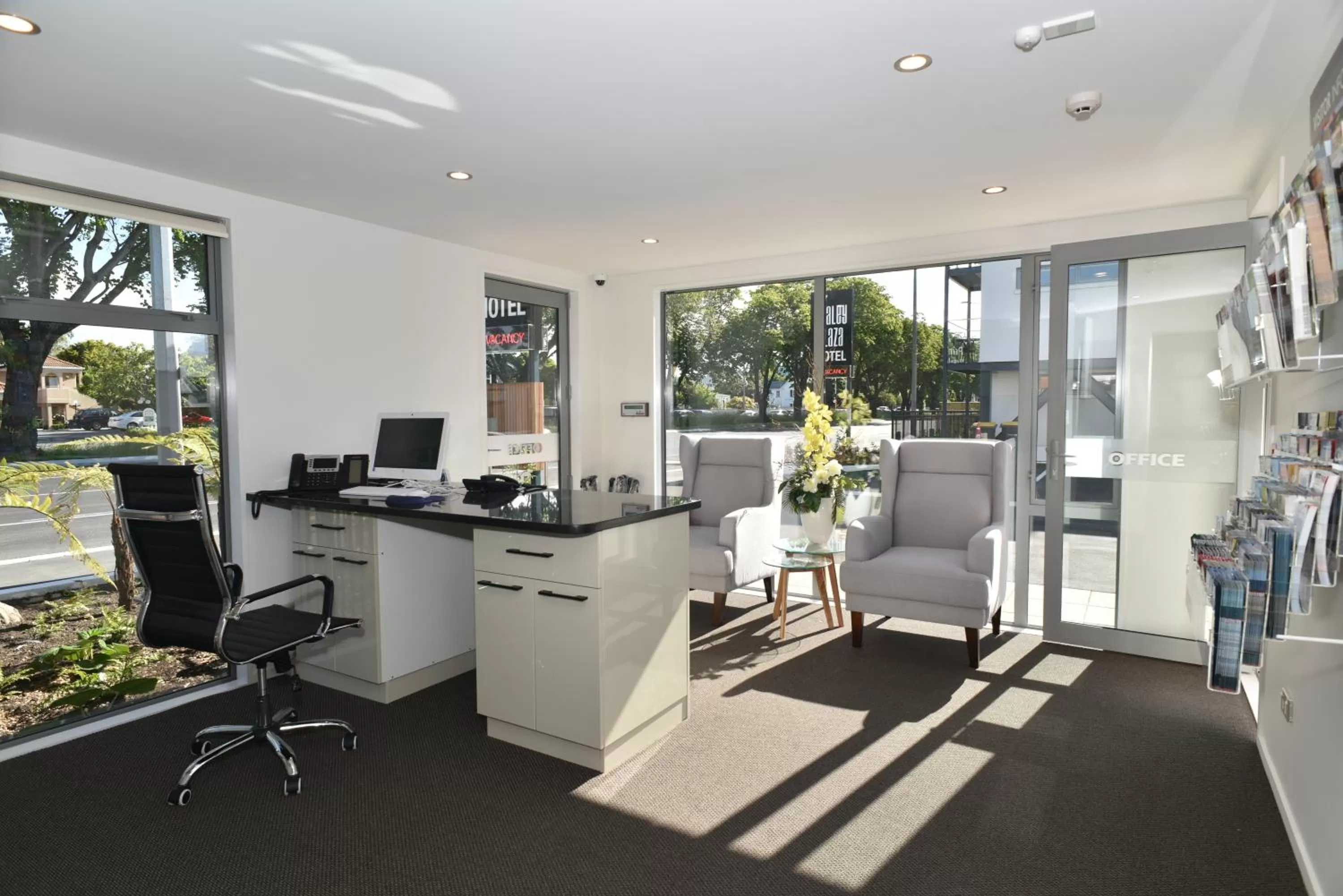 Living room in Bealey Plaza Motel