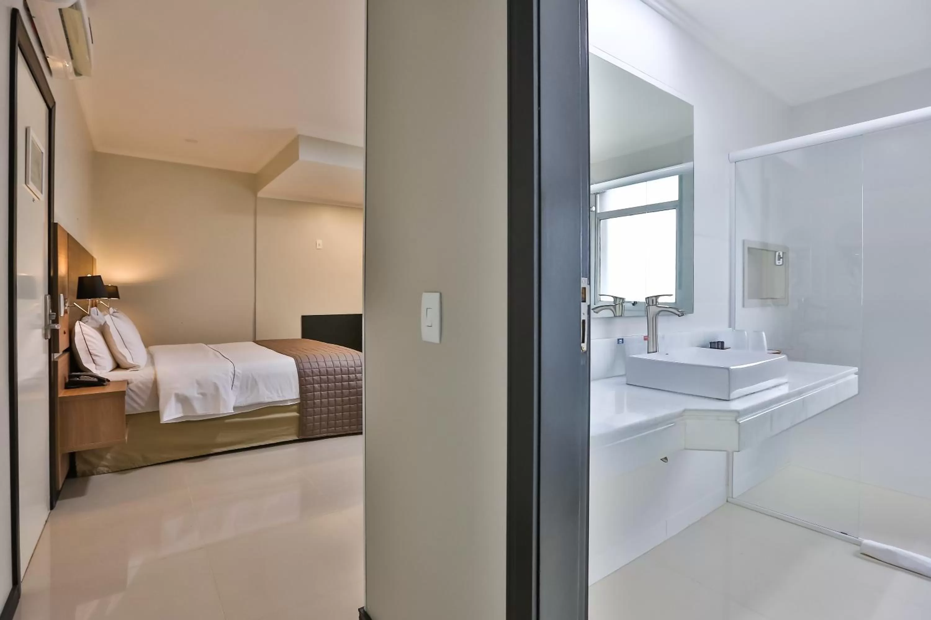 Bathroom, Bed in Wyndham Golden Foz Suítes