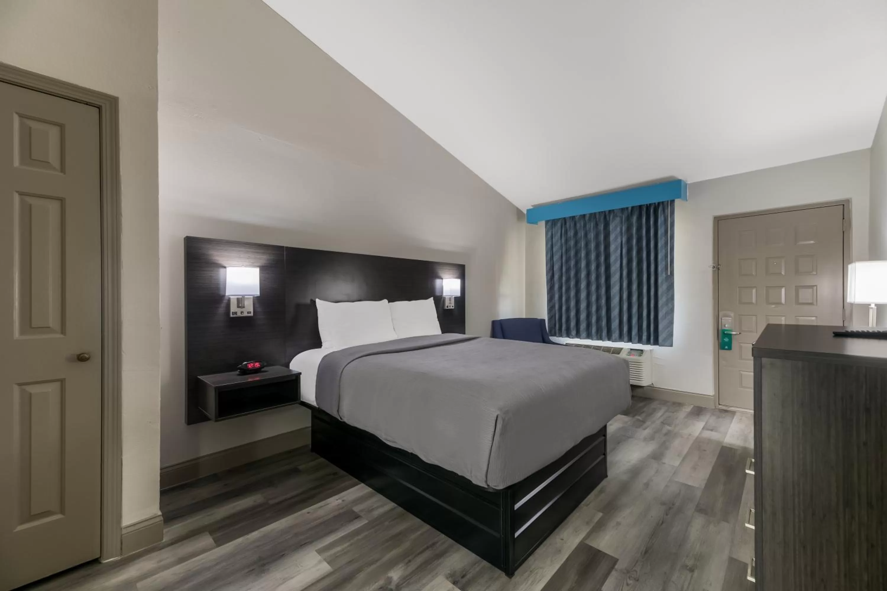 Bed in Quality Inn & Suites Altamonte Springs Orlando-North