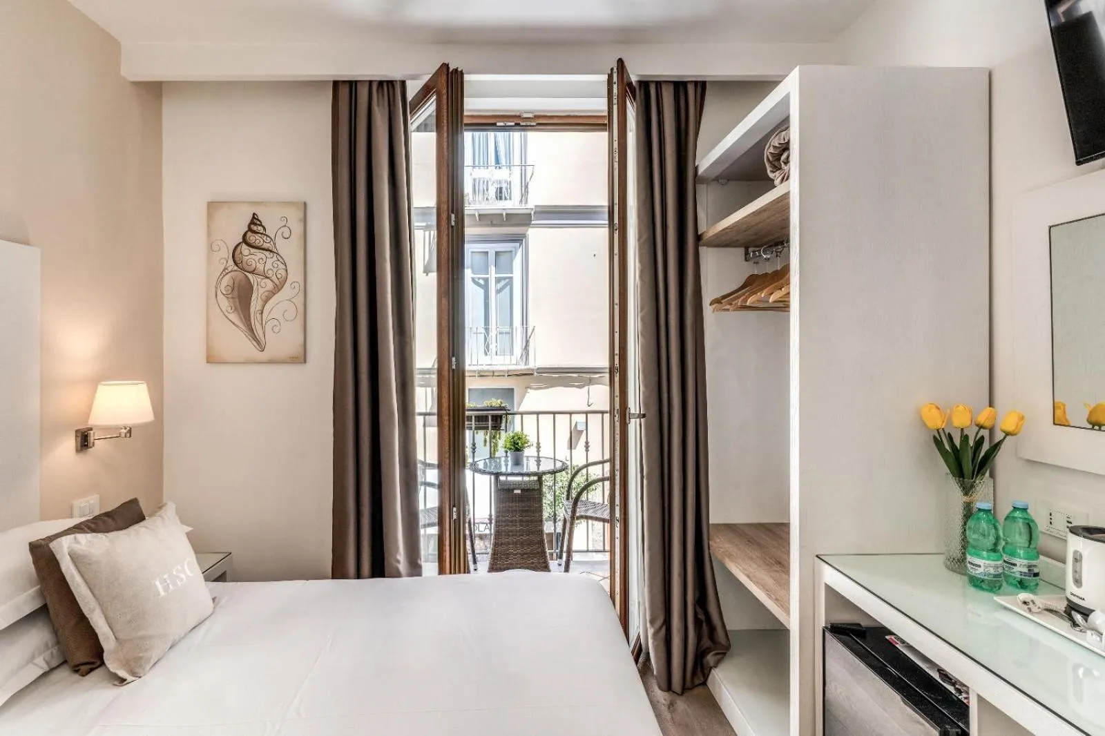 Balcony/Terrace, Bed in Hotel Sorrento City