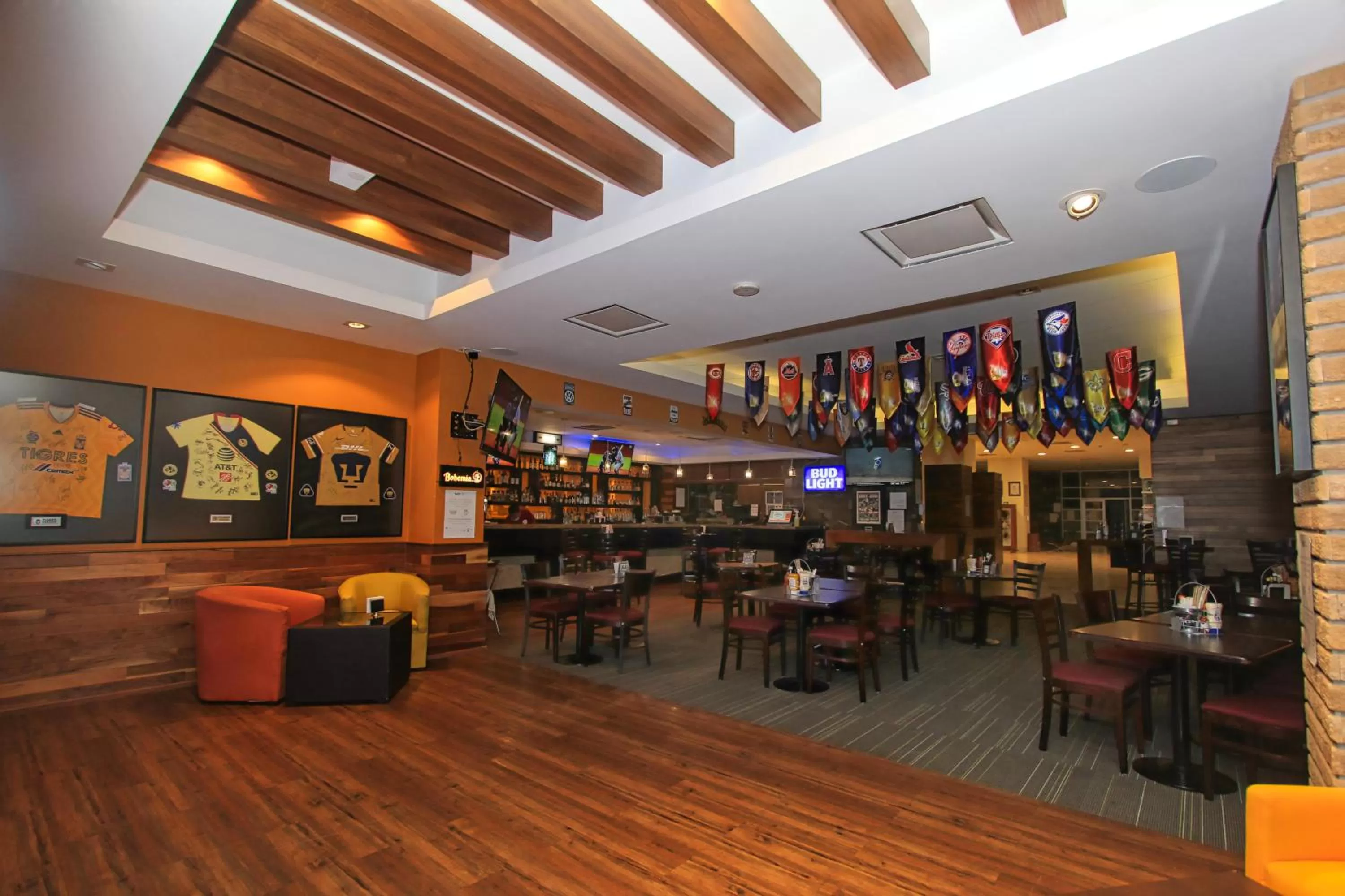 Lounge or bar in Holiday Inn & Suites Plaza Mayor by IHG