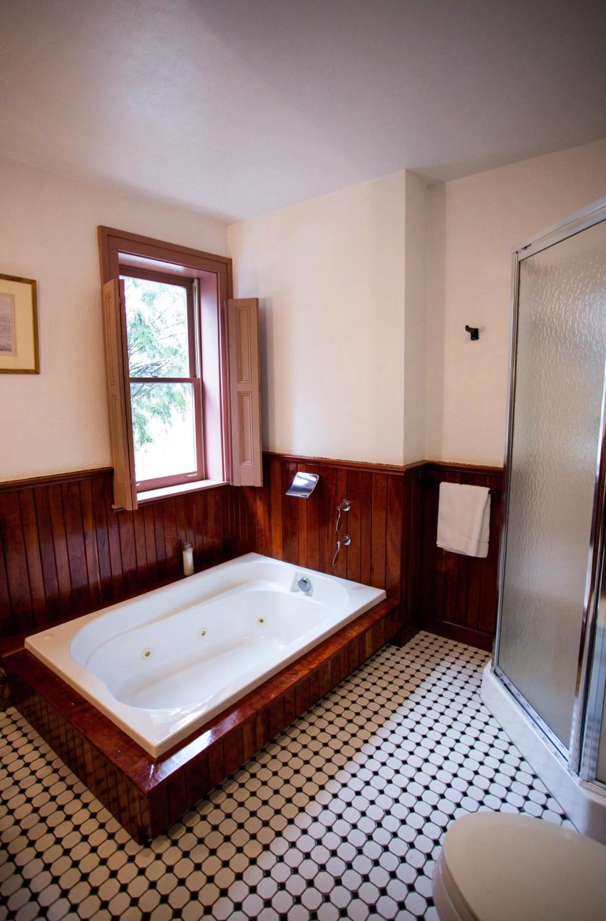 Bathroom, Bed in Baneberry Meadows B&B