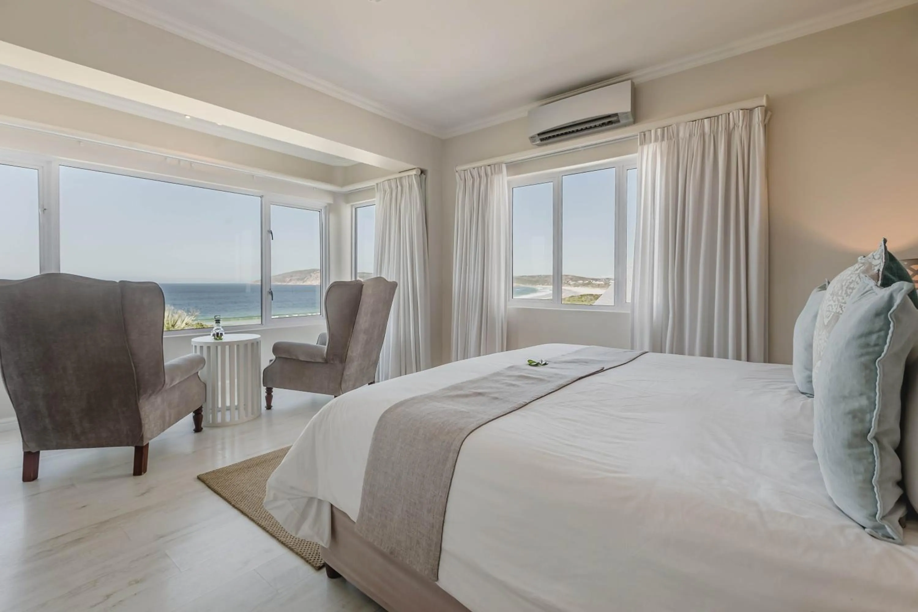 Bed in The Robberg Beach Lodge - Lion Roars Hotels & Lodges