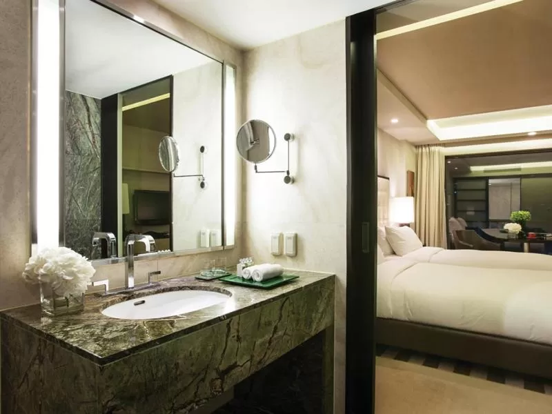 Bathroom, Bed in Paradise Hotel Busan