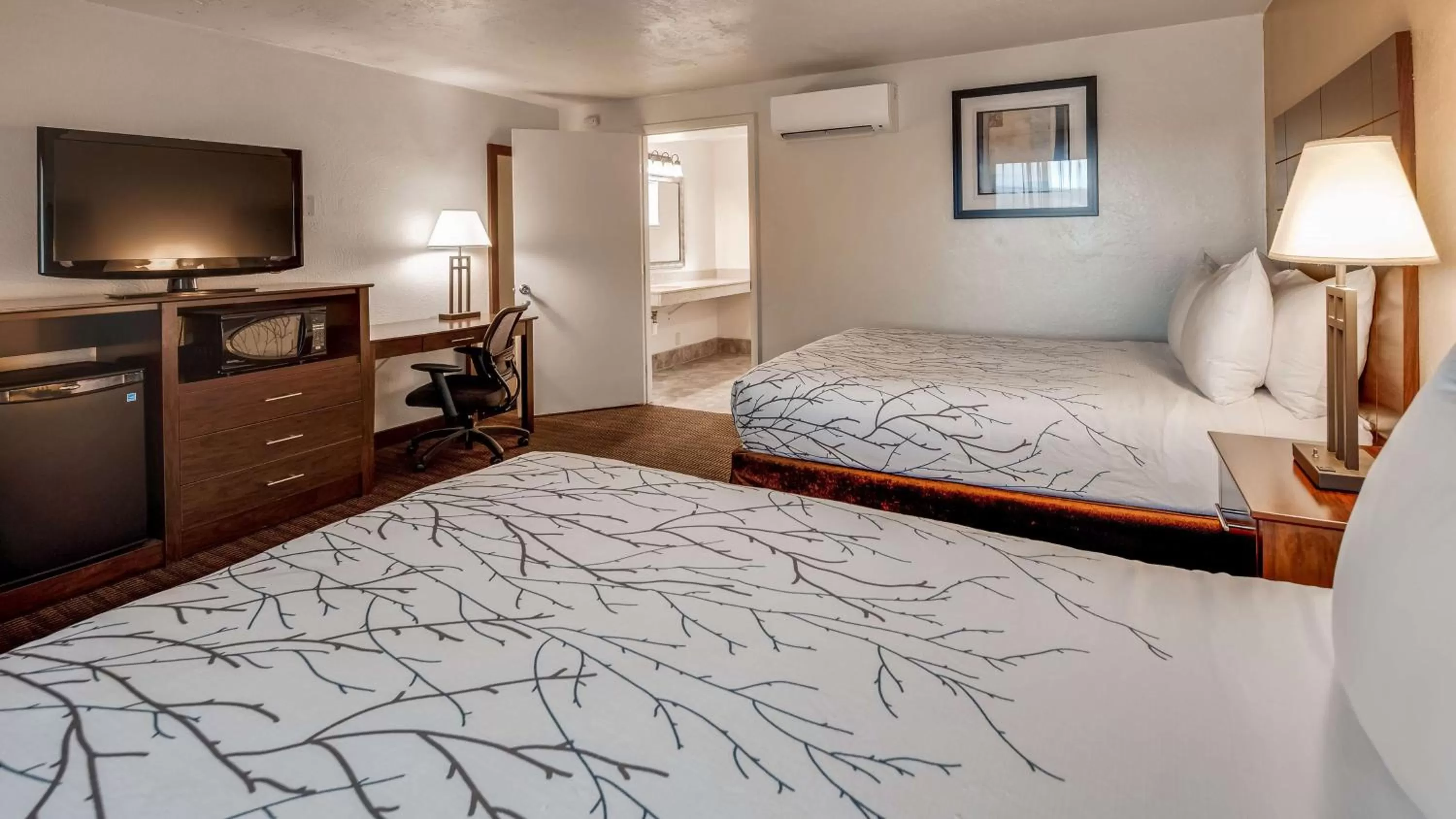 Queen Room with Two Queen Beds with Roll-In Shower in Best Western Prescottonian