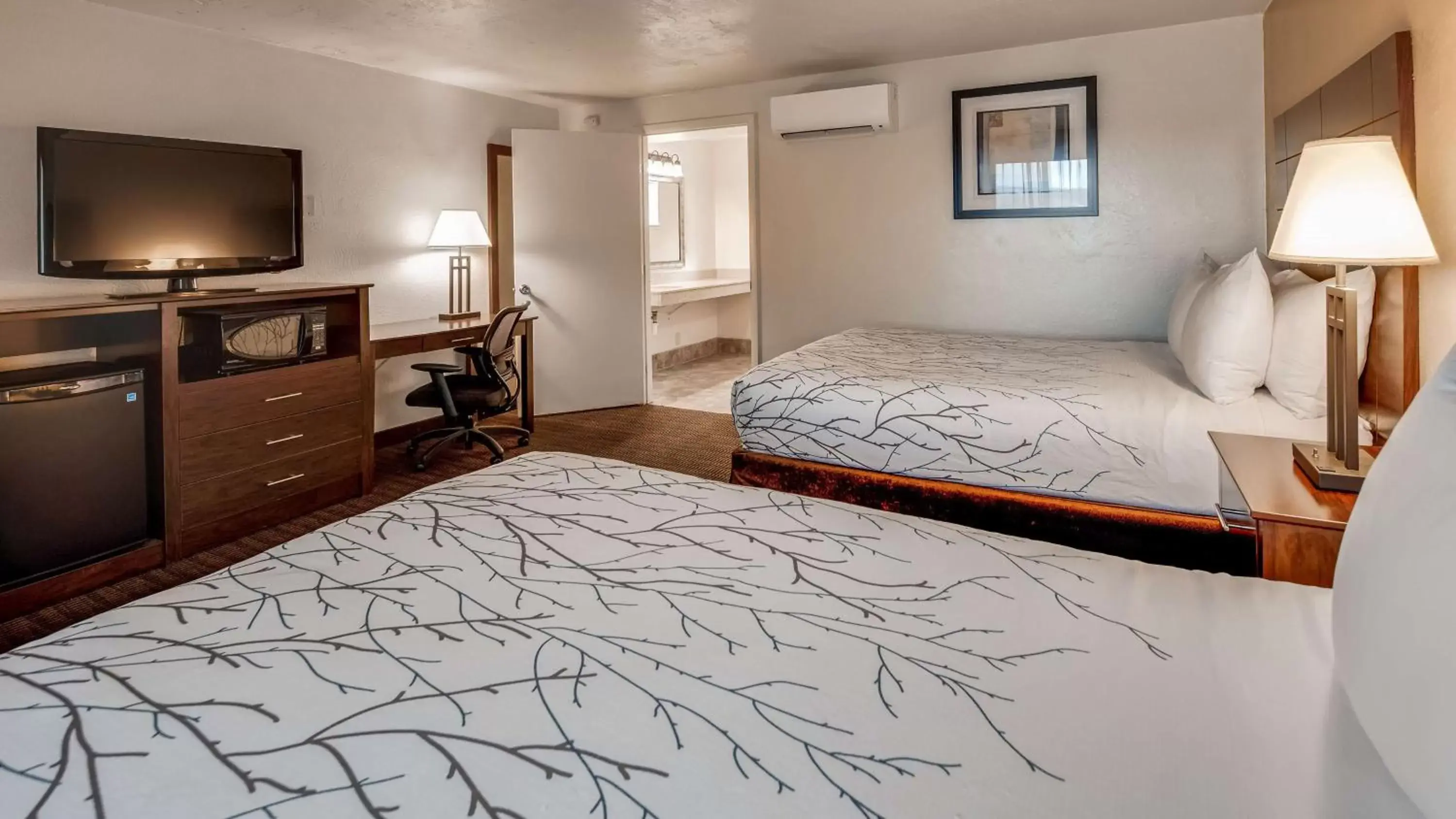 Queen Room with Two Queen Beds with Roll-In Shower in Best Western Prescottonian Queen Room with Two Queen Beds with Roll-In Shower in Best Western Prescottonian