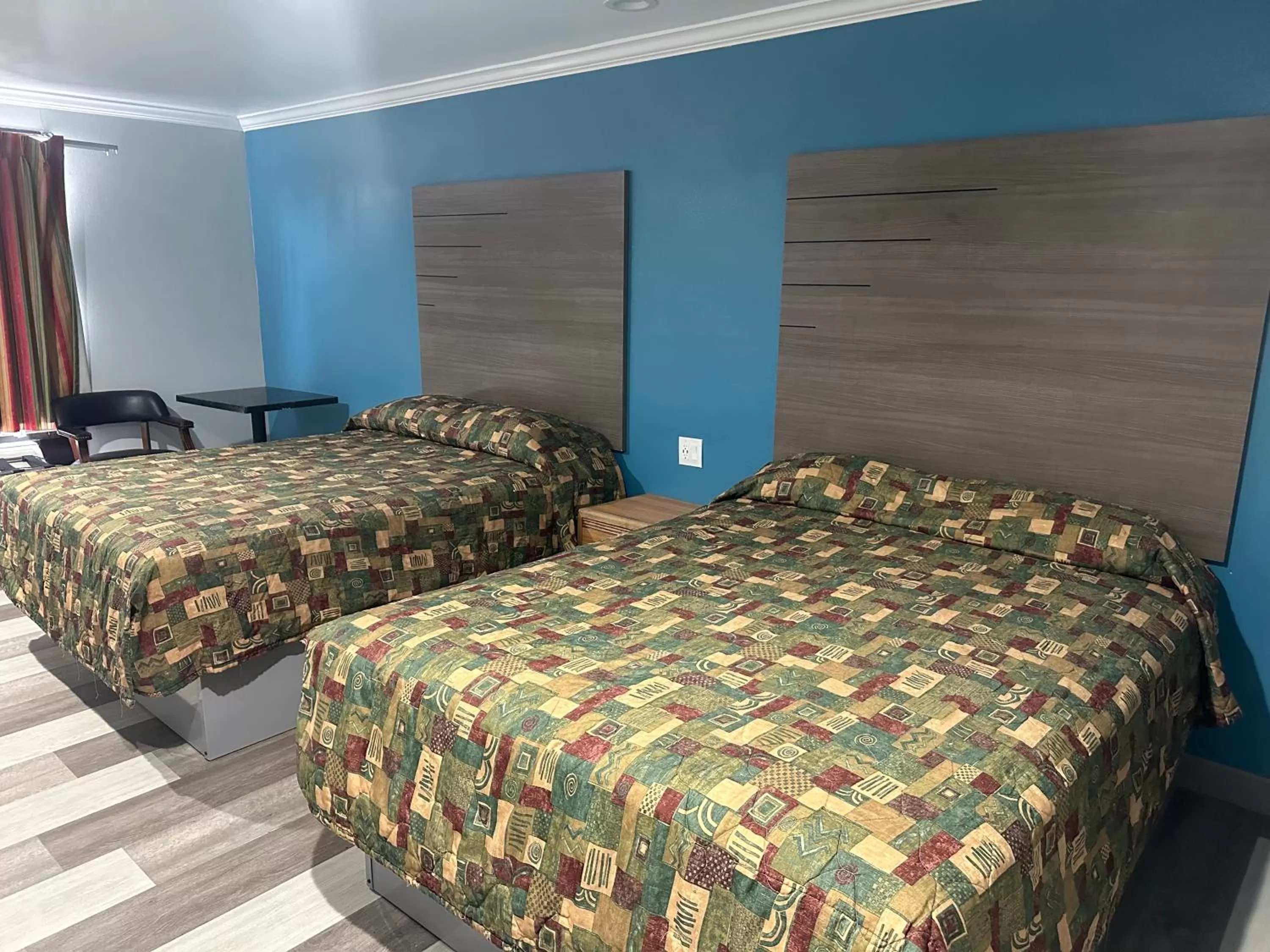 Bed in Palm Inn Hotel near Tyler Mall Riverside