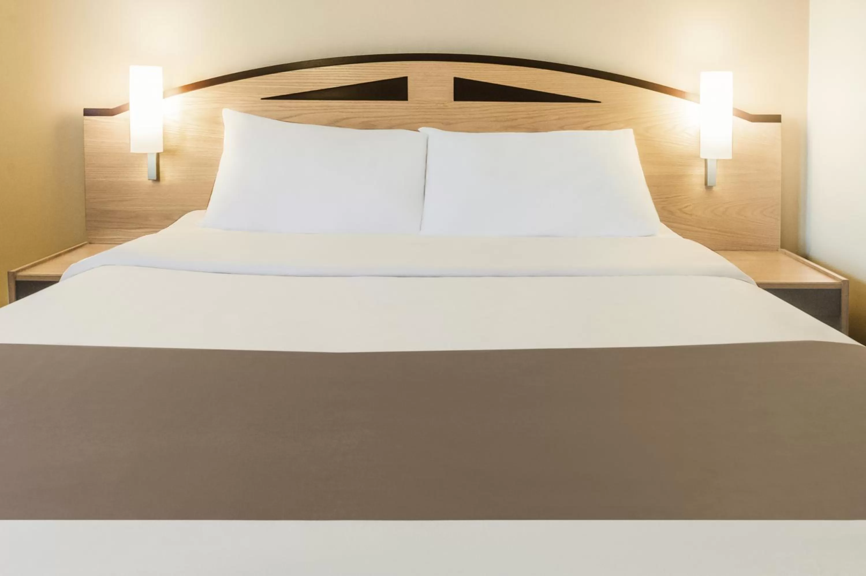 Photo of the whole room in ibis Lincoln