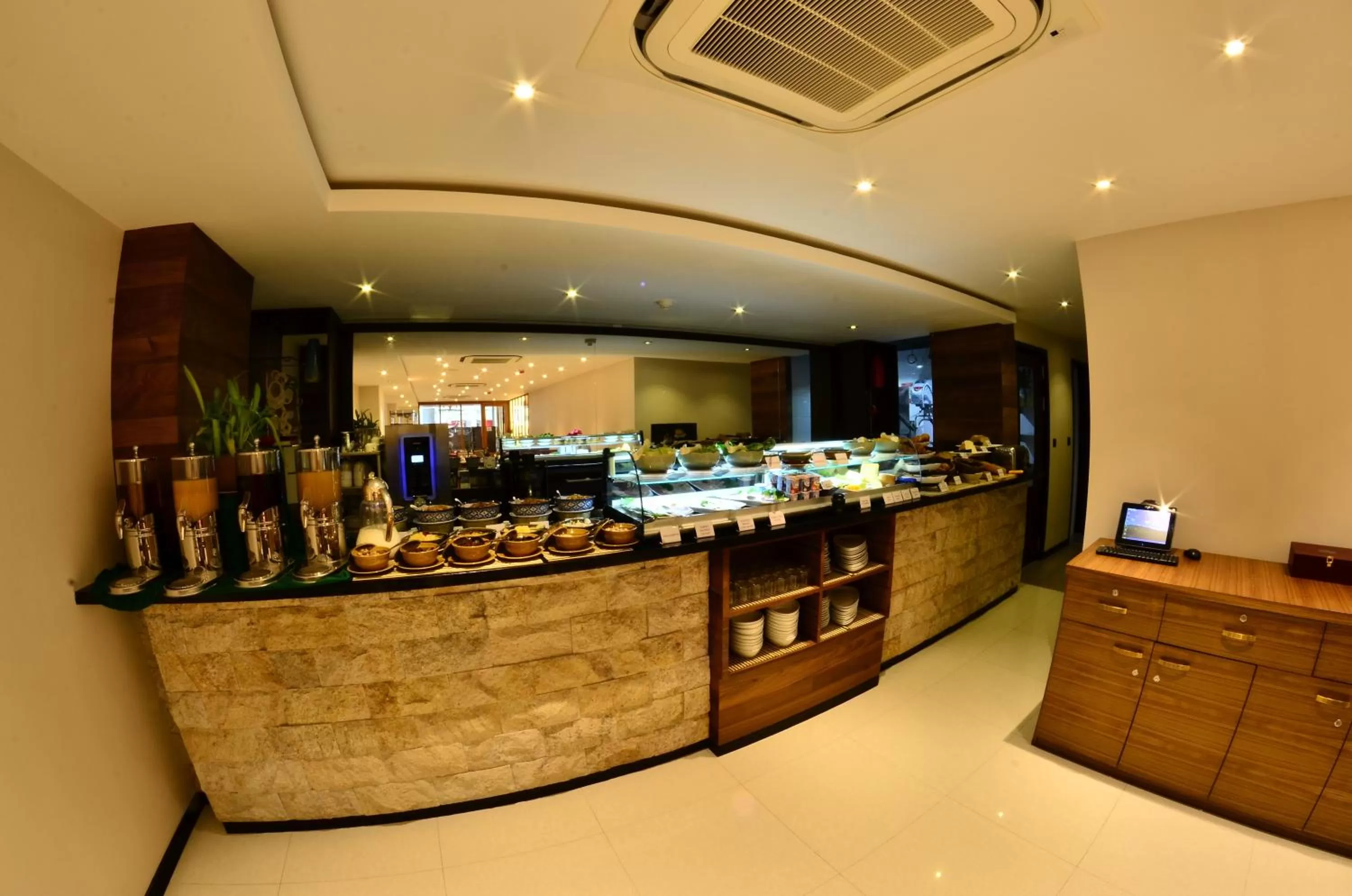 Restaurant/places to eat in The Somerset Hotel