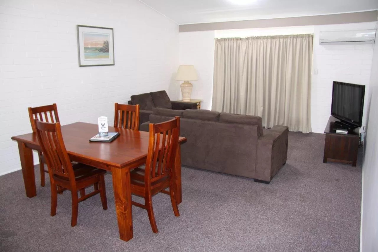 Living room, Dining Area in Emerald Gardens Motel & Apartments