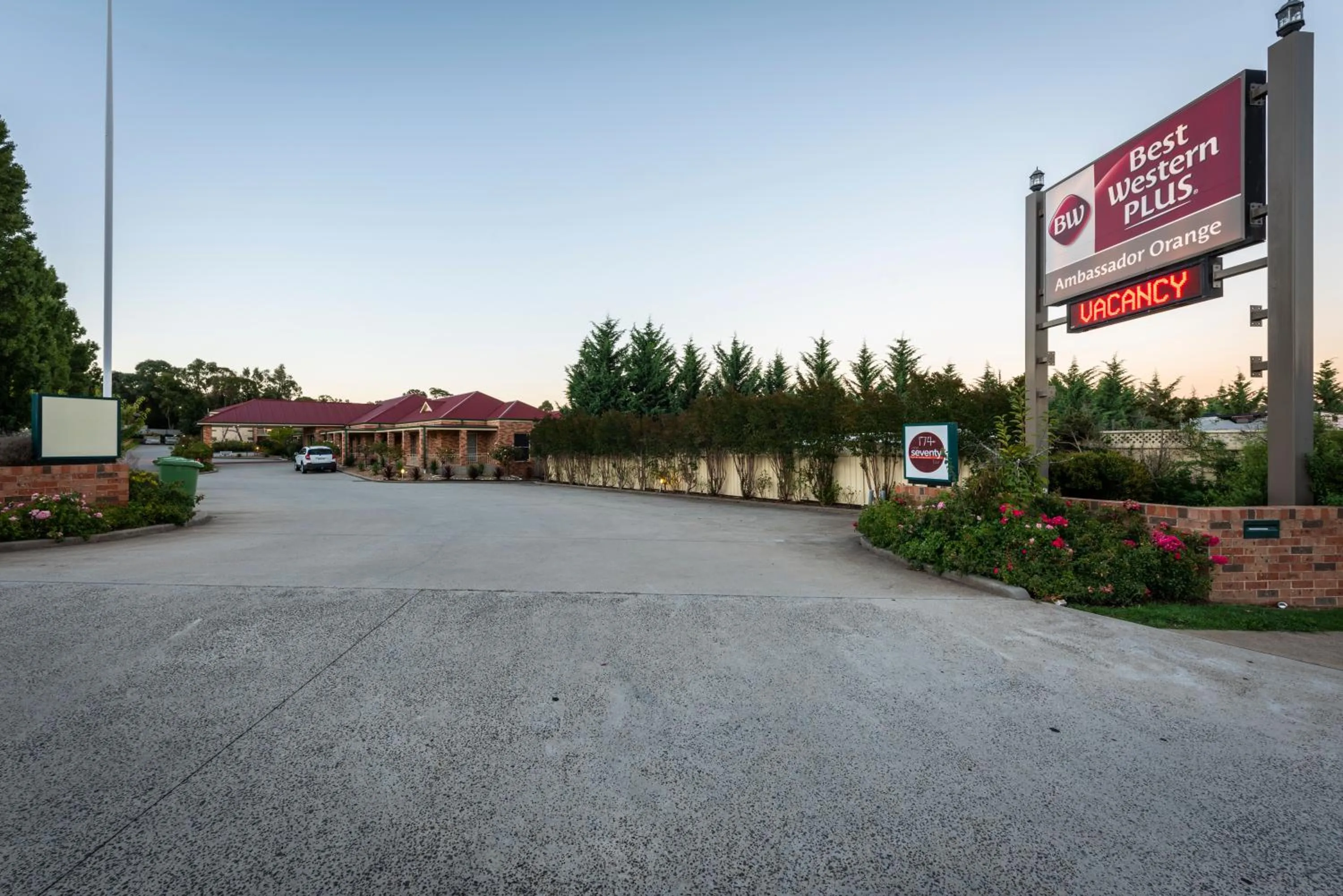 Facade/entrance in Best Western Plus Ambassador Orange