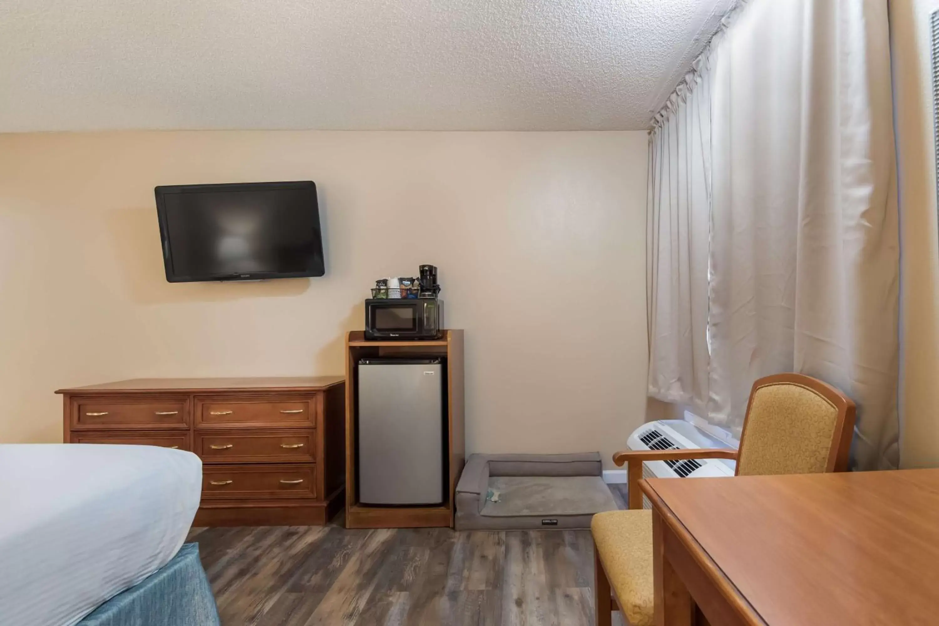 Queen Room with Two Queen Beds - Disability Access - Non Smoking in SureStay Plus Hotel by Best Western Reno Airport Queen Room with Two Queen Beds - Disability Access - Non Smoking in SureStay Plus Hotel by Best Western Reno Airport