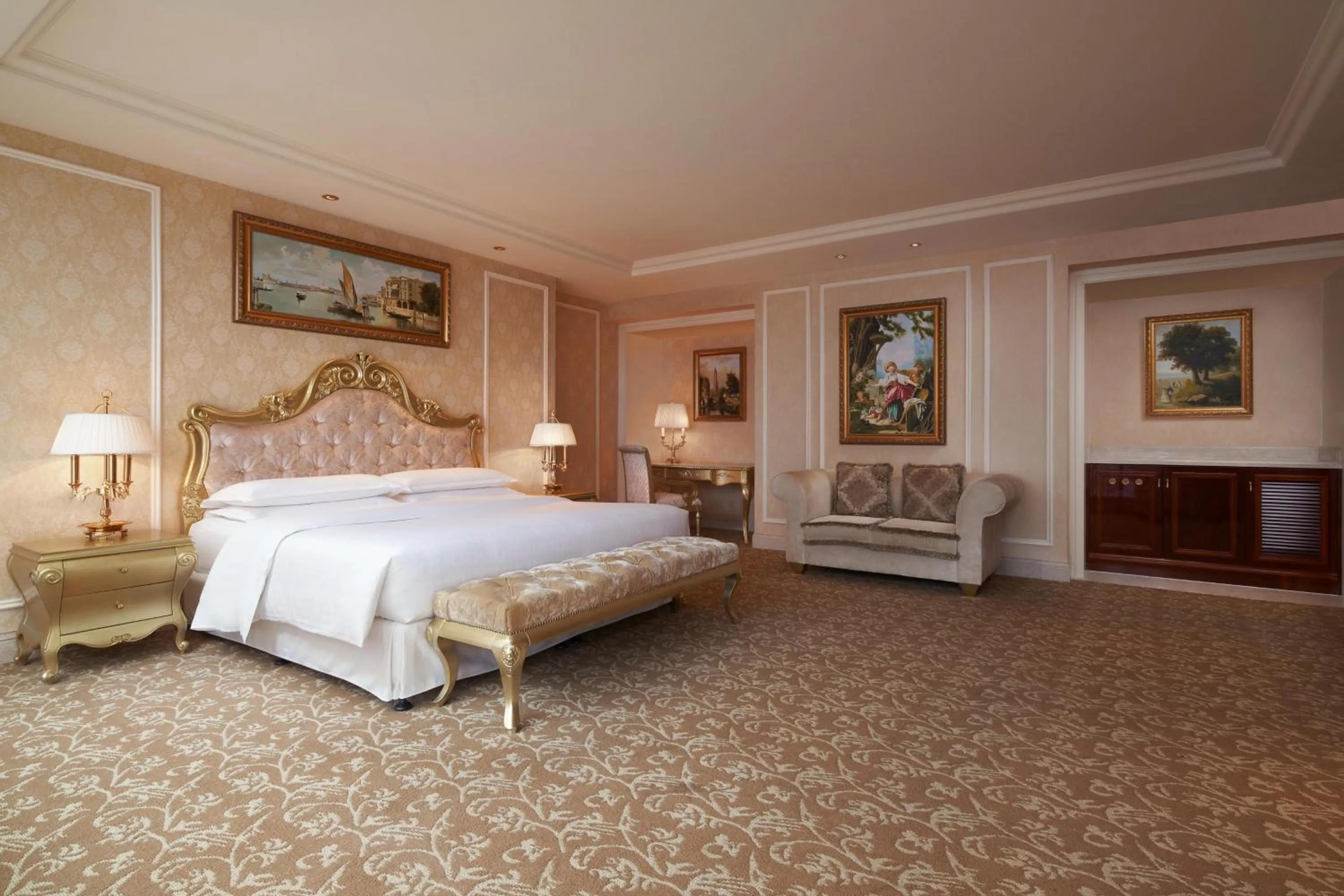 Photo of the whole room, Bed in Sheraton Chongqing Hotel