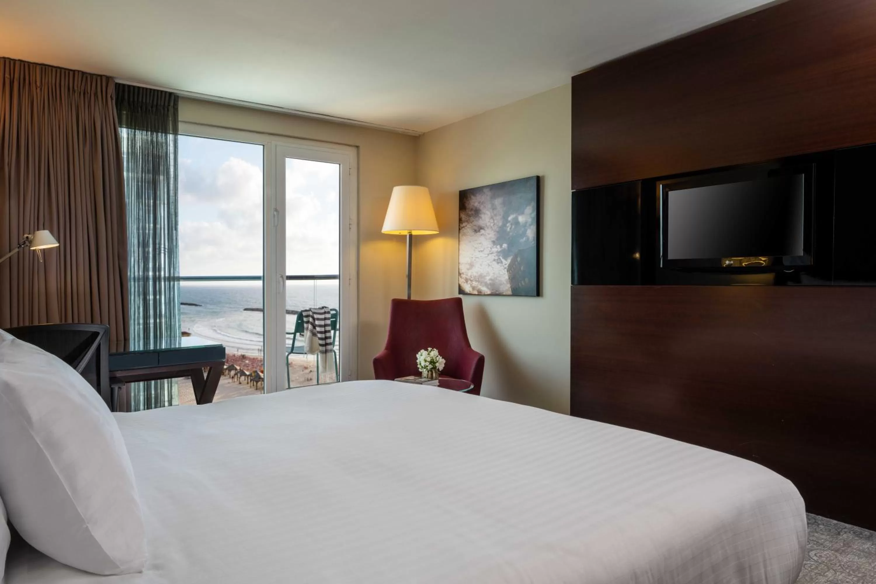 Bedroom, Bed in Crowne Plaza Tel Aviv Beach by IHG