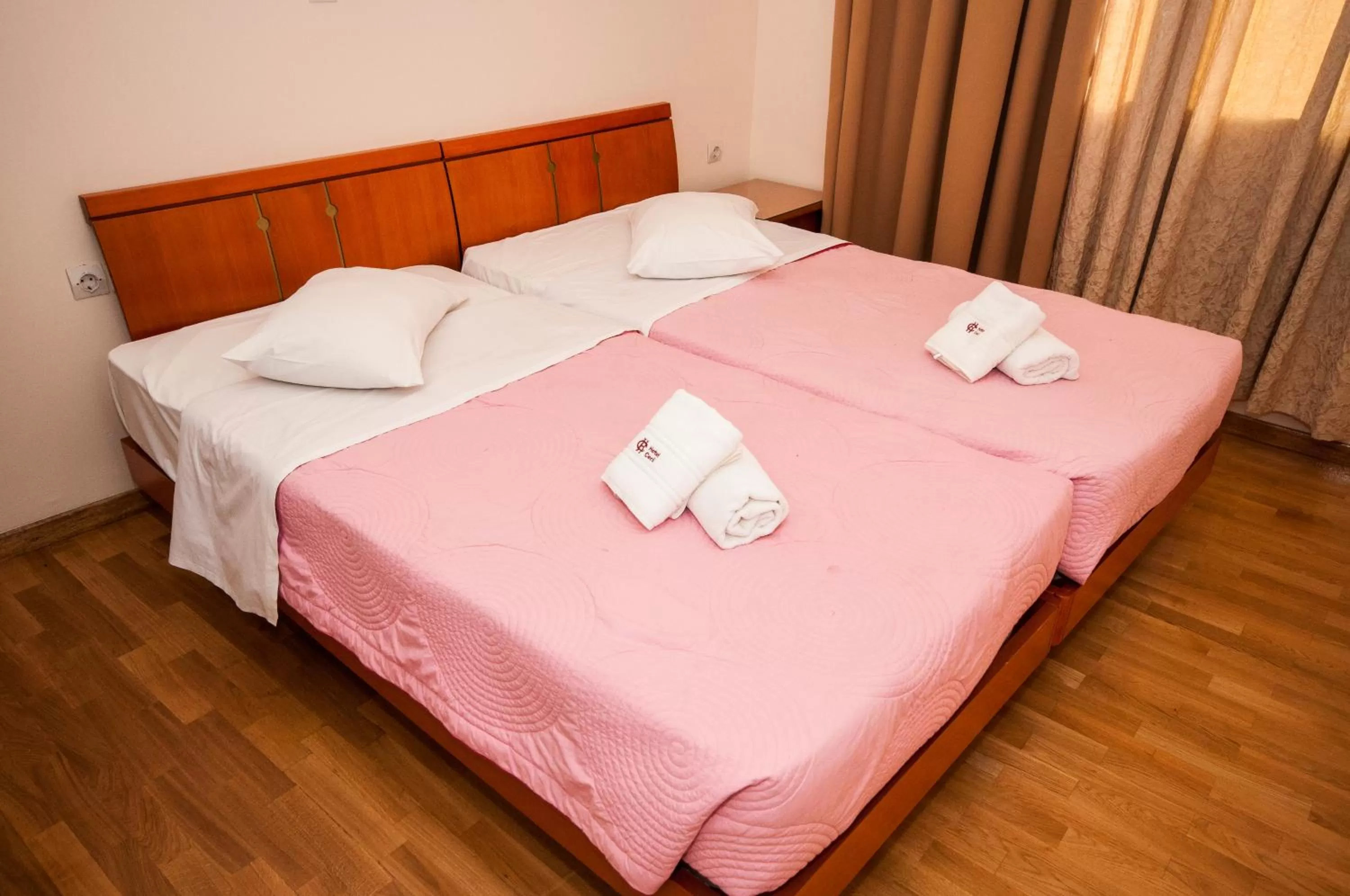 Photo of the whole room, Bed in Cecil Hotel