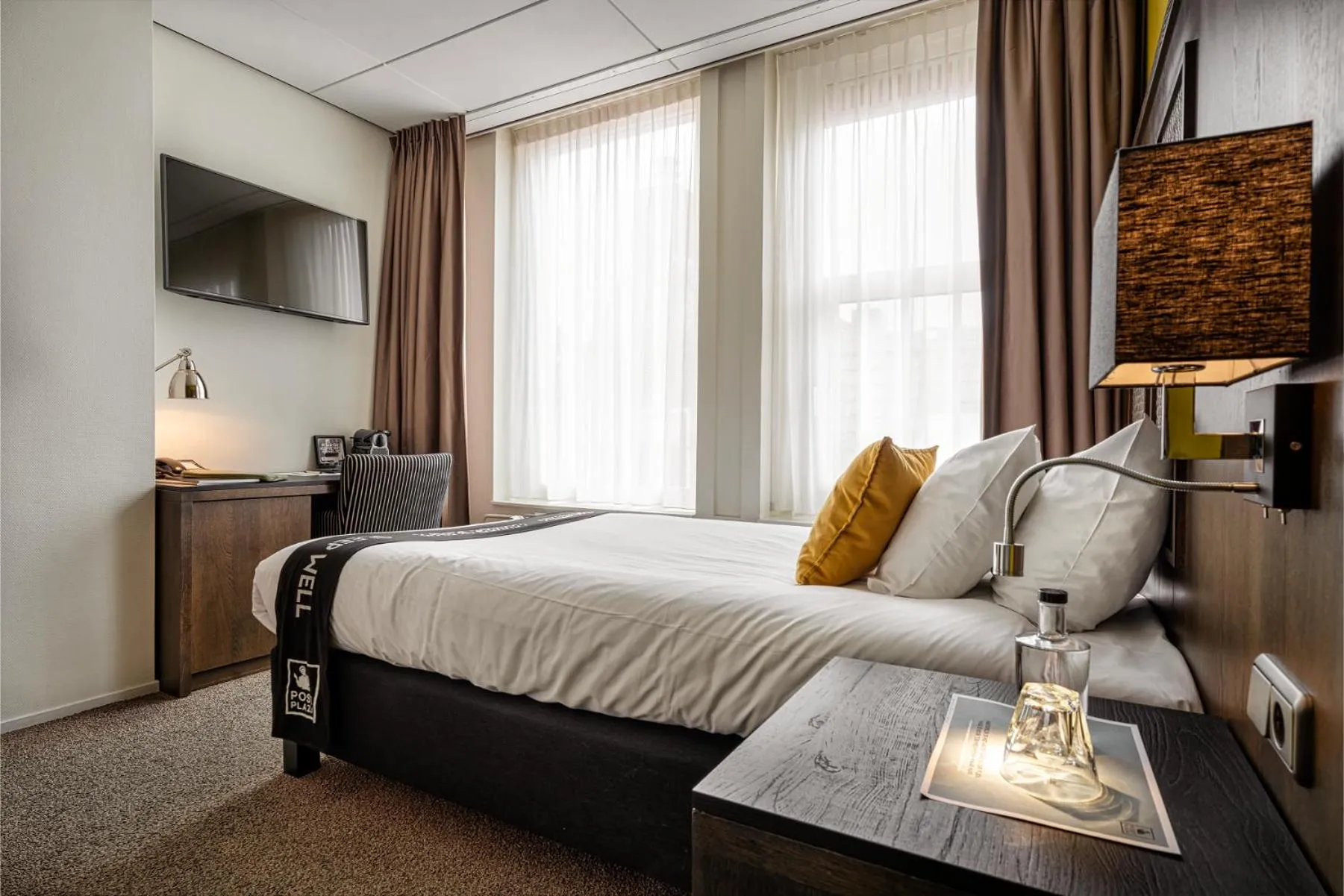 Bedroom, Bed in Post-Plaza Hotel & Grand Café