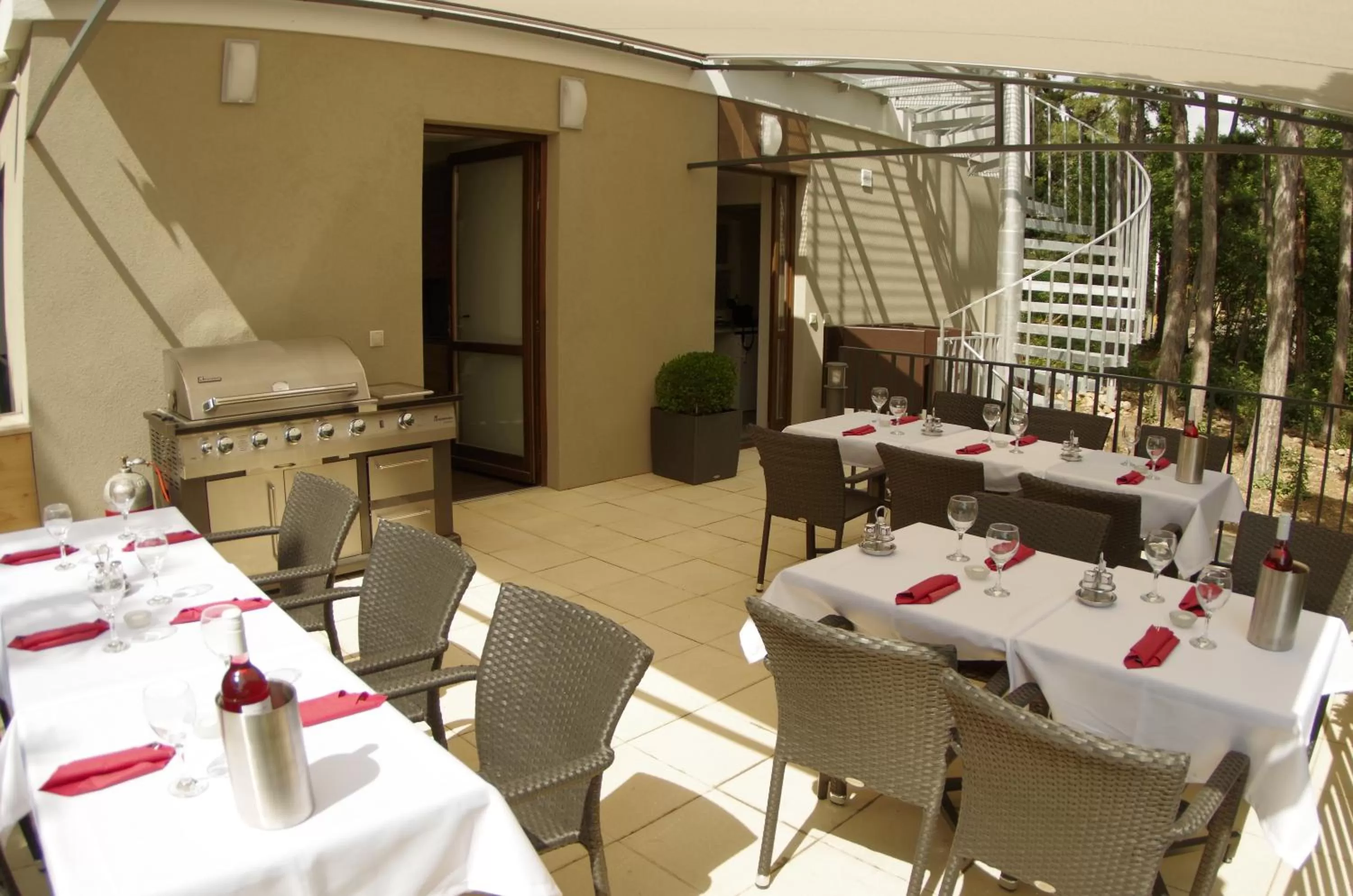 BBQ facilities, Restaurant/Places to Eat in Hotel Therapia