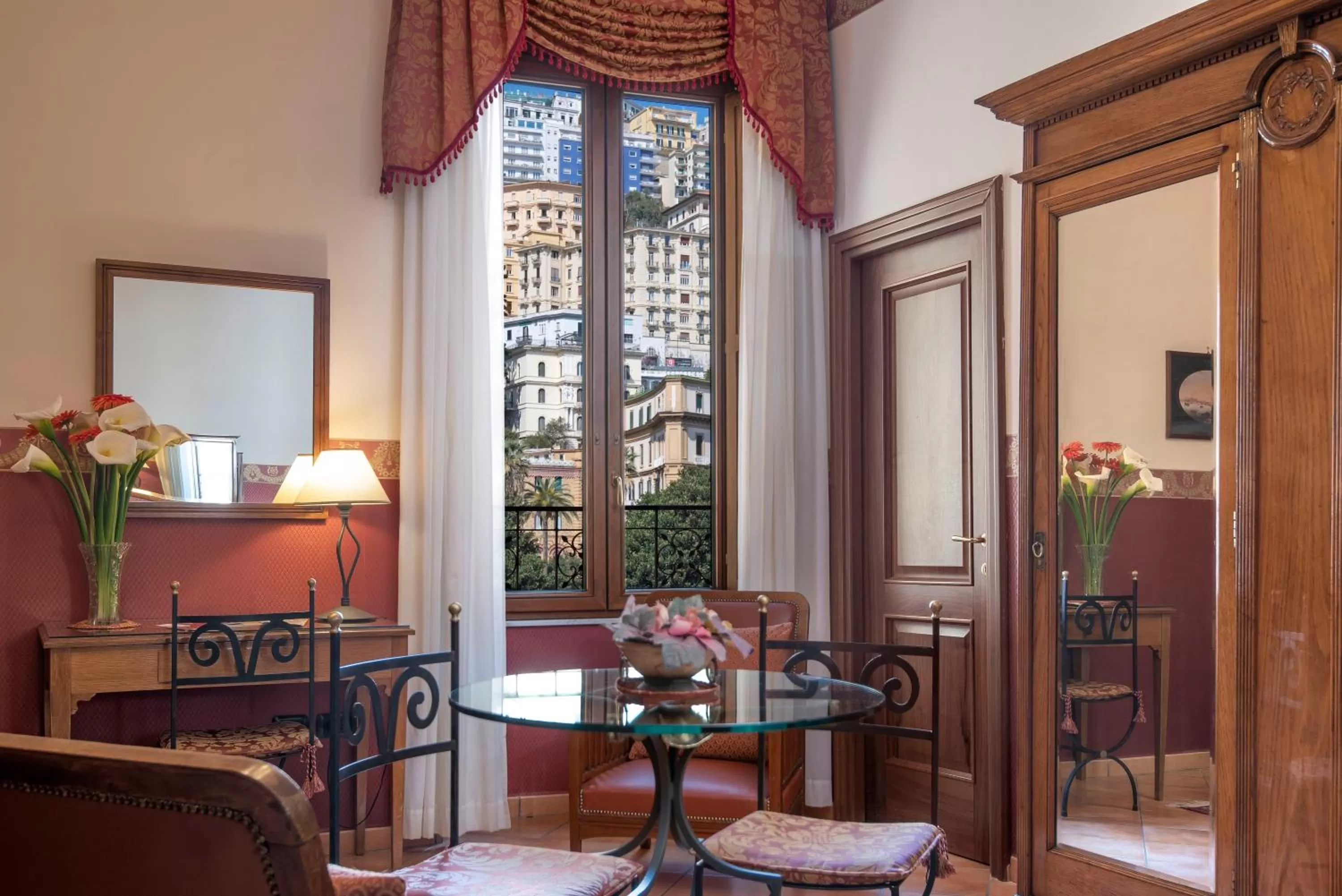 Photo of the whole room in Pinto-Storey Hotel