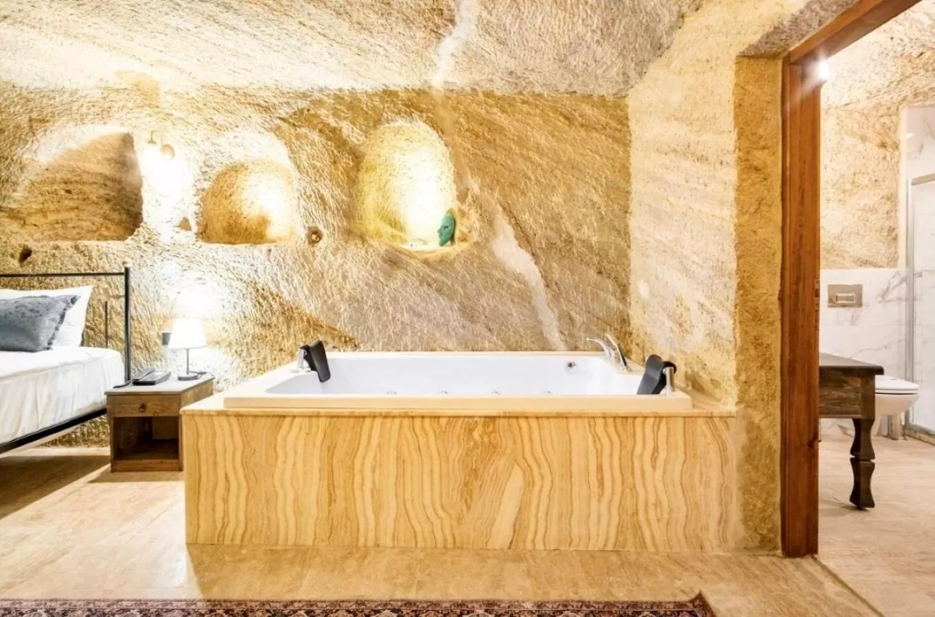 Hot Tub in Uzay Cave Suite Hotel