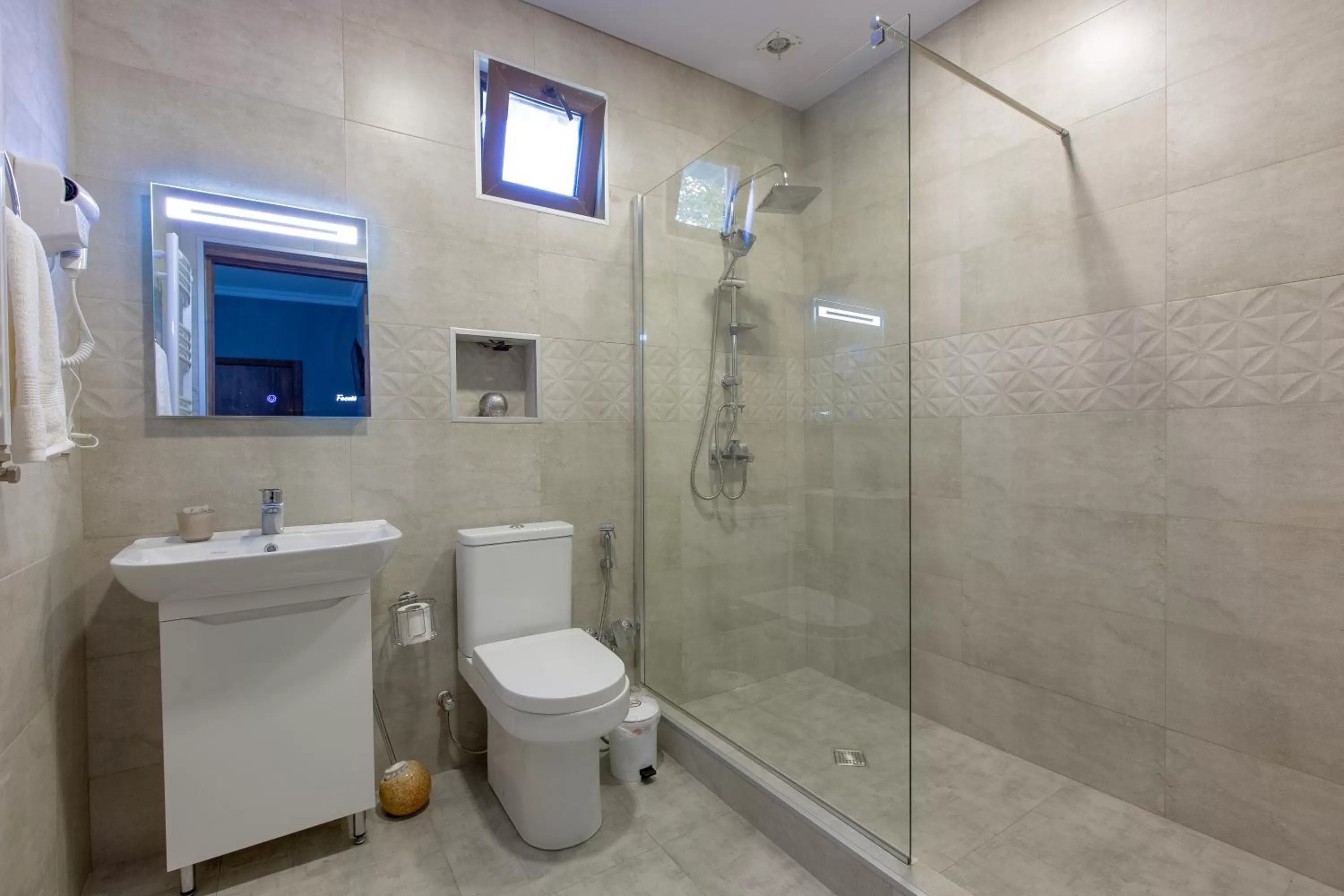 Shower, Bathroom in 4 Rooms